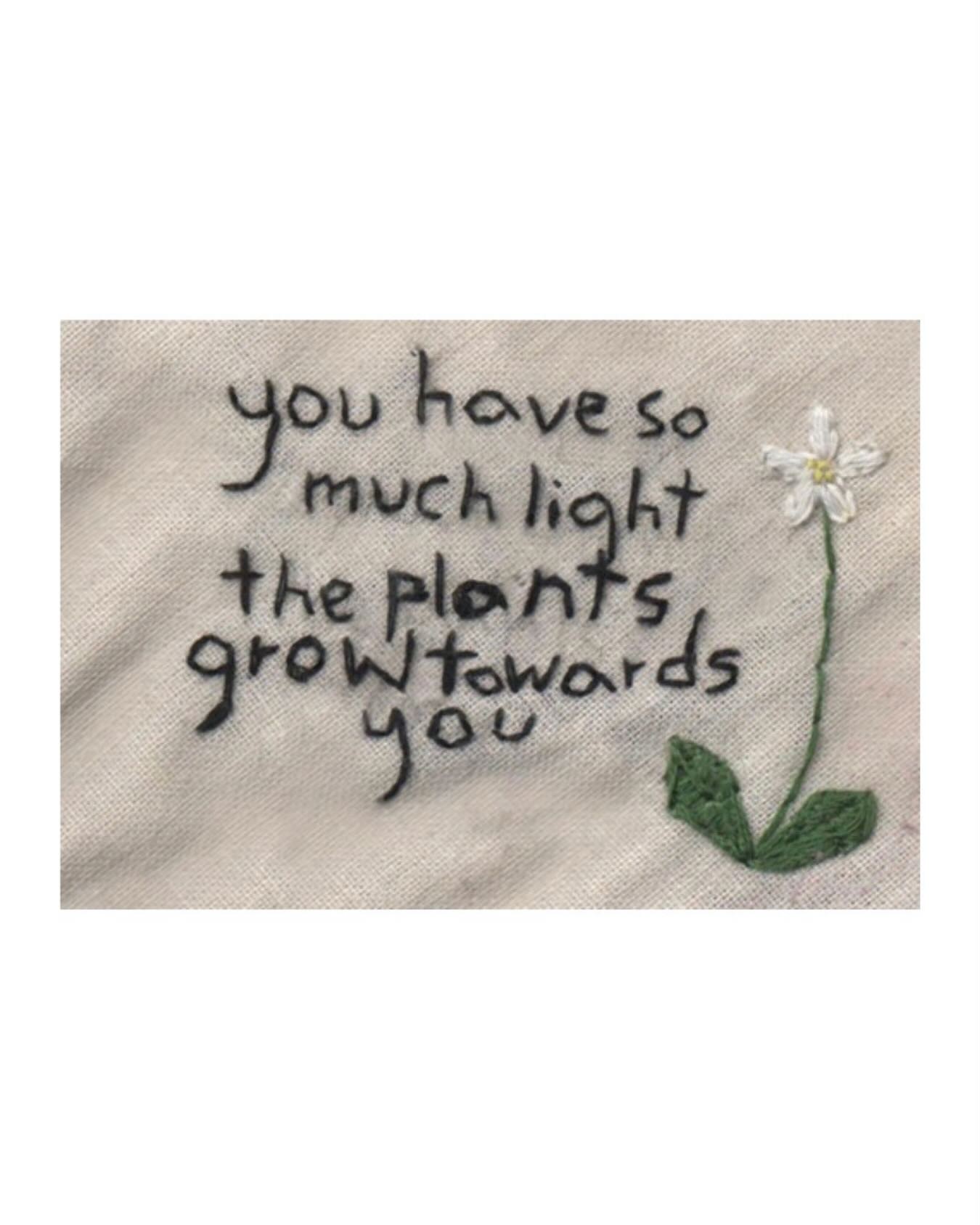 Hjertelig ømhed…
Den sidste tid har jeg været meget indadvendt og navlebeskuende, hvilket jo til tider er nødvendigt, når noget kræver opmærksomhed.
En tekst, der ramte mig dybt i dag, mærkede jeg en åbenhed, en bevægelse udad og en lyst til igen at deltage i den ydre verden – med et større, hjerteligt engagement.
Teksten lyder således:
“Med alt det, der sker i verden, hvordan vil du bygge broer mellem mennesker?
Giv tid til andre i denne uge og tilbyd en form for tjeneste, hvis du kan. Styrk de bånd, der har brug for at blive styrket, og åbn for det guddommelige hjertes store ømhed.”
Til dansen i morges, var stemningen også mere energifuldt og livsbekræftende - på samme måde som fuglene lige nu synger med større kraft og iver…
Kan du fornemme hvor meget at jeg glæder mig til foråret?
Det gør jeg, og jeg vil følge op på opfordringen om at styrke de bånd, jeg er forbundet med - måske du har lyst til at følge trop?
Kærligst,
Pernille 🤍
______________________________________
#37gennøgle #hjertetsvej #gensidighed #bevidstfællesskab #indrearbejde