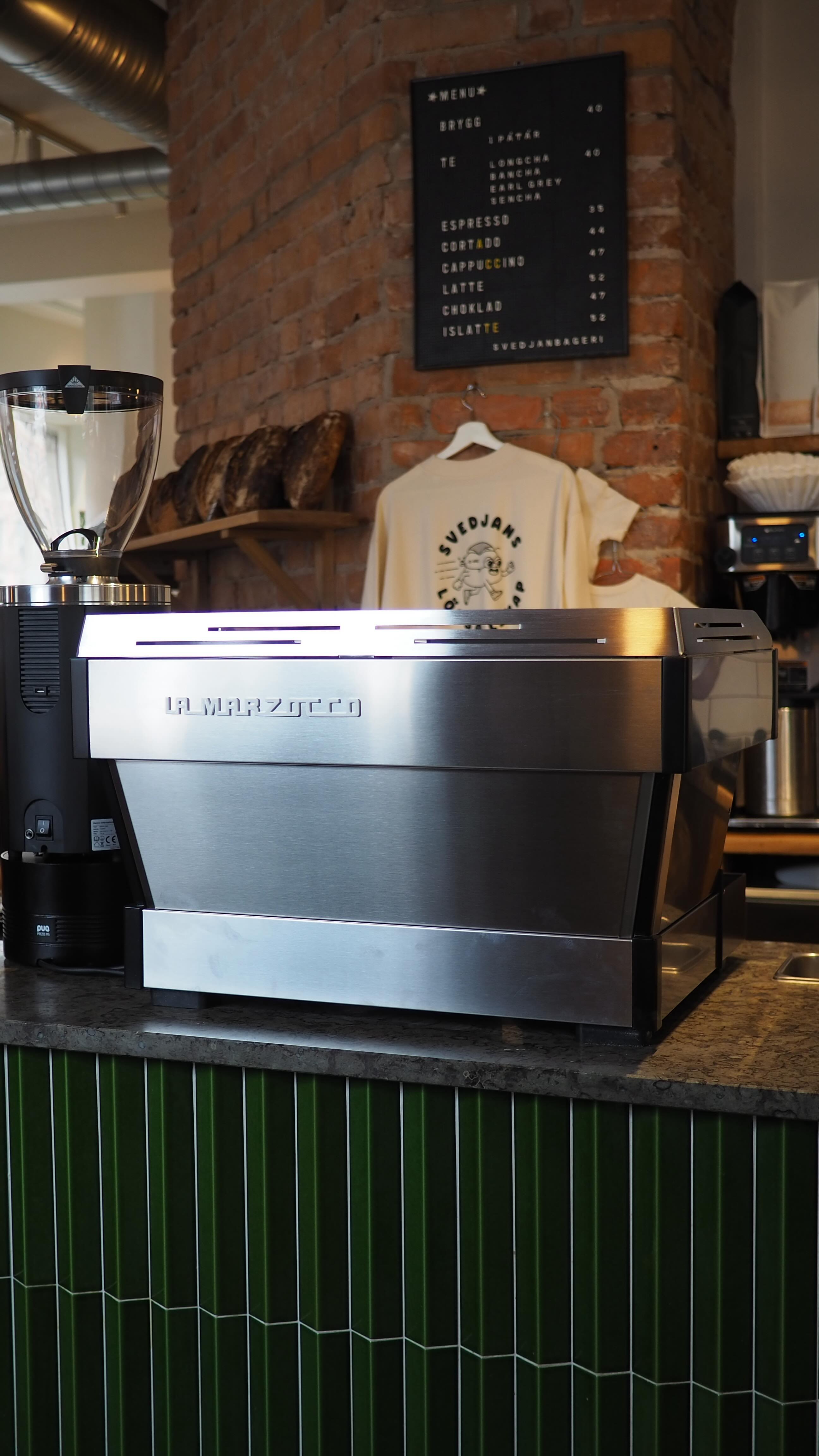 Svedjan har fått en ny vän!
Nya La Marzocco PB X I borstat stål tillsammans med en Mahlkönig E80W GBS 💫