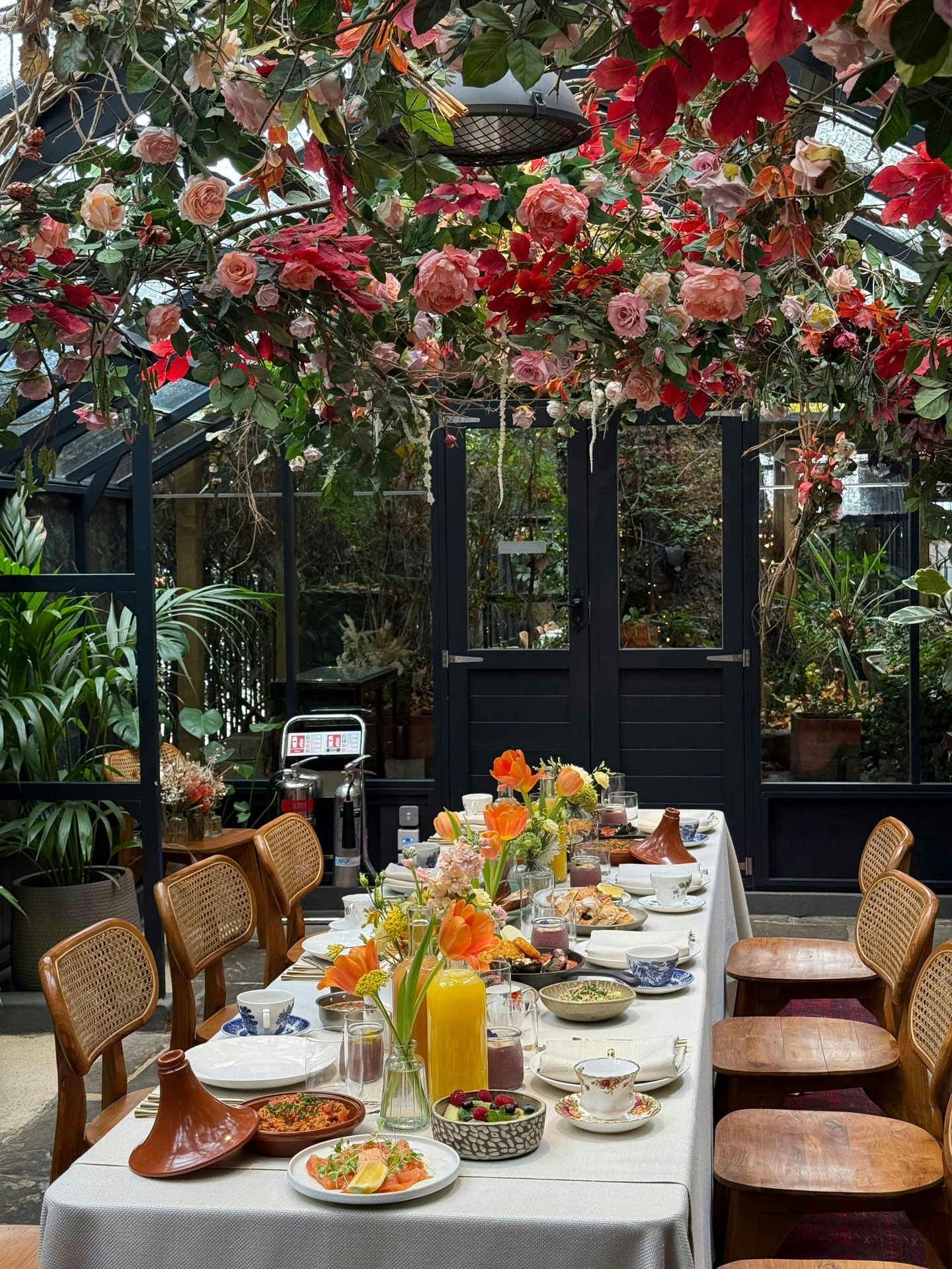 Early mornings at The Greenhouses, where a thoughtfully curated selection of hot and cold, Middle Eastern–inspired breakfast dishes is designed to invigorate and set the tone for the day ahead. 💫