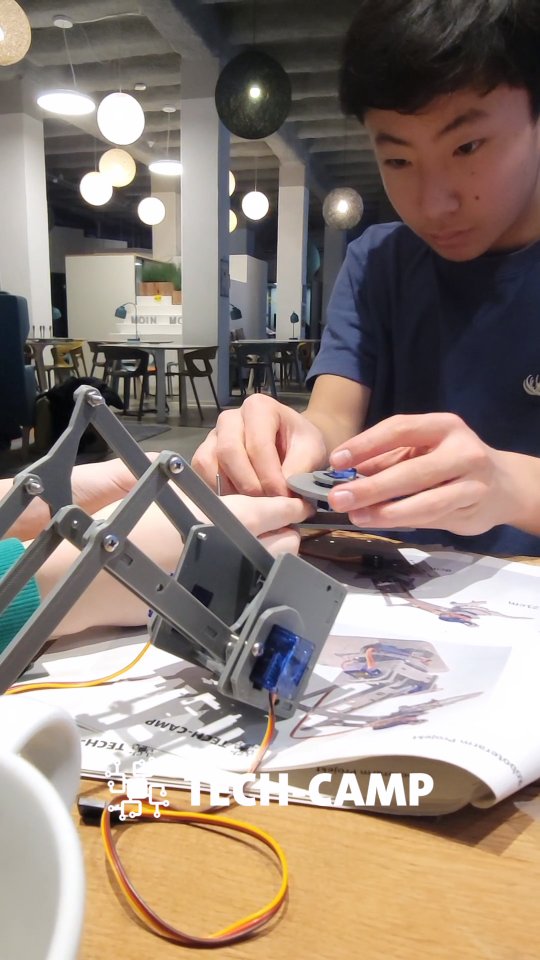 Beim Bau des Roboterarms geht es nicht nur um Technik, sondern vor allem um Zusammenarbeit. Die Jugendlichen unterstützen sich gegenseitig, helfen bei Herausforderungen und entwickeln gemeinsam Schritt für Schritt ein funktionierendes Projekt.
Dabei stärken sie wichtige Softskills wie Teamarbeit, Kommunikation, Geduld, gegenseitige Unterstützung und problemlösendes Denken. Genau solche Erfahrungen machen Workshops besonders wertvoll. Gemeinsam lernen, gemeinsam wachsen und gemeinsam Erfolge erleben 🤖
#Teamarbeit #Jugendprojekt #Robotik #MINT #TechCampAcademy