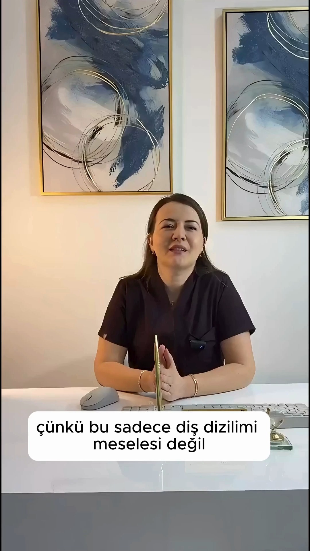 Çocuklarda Çene Darlığı ve Nefes İlişkisi | Kayaşehir Ağız ve Diş Kliniği
Çocuklarda çene darlığı yalnızca dişlerin çapraşık görünmesine neden olmaz; aynı zamanda nefes alma düzenini de etkileyebilir. Özellikle ağızdan nefes alma alışkanlığı, dar üst çene gelişimi ve yüz büyüme yönü arasında önemli bir ilişki bulunmaktadır.
Bu videoda;
• Çene darlığı nedir?
• Ağızdan nefes almanın belirtileri nelerdir?
• Çocuklarda sağlıklı çene gelişimi neden önemlidir?
• Erken ortodontik muayene neden önerilir?
gibi konuları ele alıyoruz.
Erken dönemde yapılan ortodontik değerlendirmeler, çene gelişiminin takibi açısından önemlidir. Her çocuk için tedavi planlaması bireysel olarak yapılır ve uzman muayenesi gerektirir.
Çocuğunuzun çene gelişimi ve nefes alışkanlıkları hakkında bilgi almak için kliniğimizle iletişime geçebilirsiniz.
📍 Kayaşehir Ağız ve Diş Kliniği
📞 Randevu ve bilgi için bizimle iletişime geçin.
#çenedarlığı #çocukortodonti #ağızdannefes #ortodonti #kayaşehir #başakşehir #çocukdişhekimi #erkenortodonti