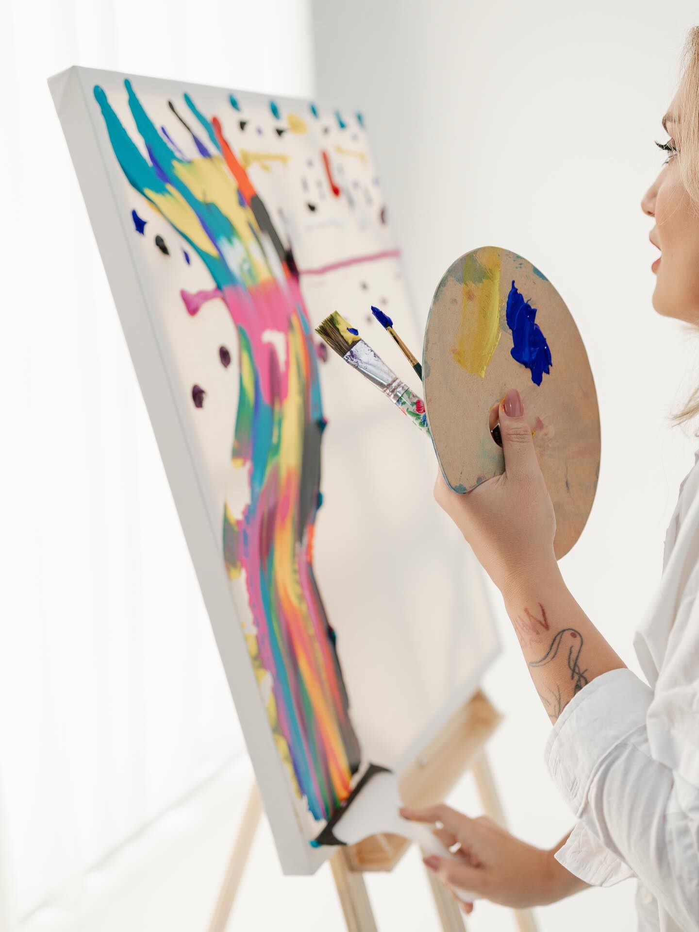 Por muitos anos, eu fui me estreitando para me encaixar. Virei a Nicole psicóloga, a Nicole mãe, a Nicole esposa.
Papéis importantes, lindos, reais. Mas, no meio deles, em muitos momentos, eu fui me perdendo de mim mesma.
Como se existisse uma versão correta de ser. Como se amadurecer significasse caber melhor. Como se viver fosse escolher uma caixinha e ficar nela. Esse nunca foi o meu forte.
Encontrar a arte foi a minha via expressa de volta para mim. Pintar me devolveu partes minhas que estavam adormecidas e me lembrou que eu não sou feita para encaixar. Sou feita para criar, experimentar, mudar, misturar, borrar, recomeçar.
Hoje, em vez de tentar caber, eu escolho me expandir.
Assumir meu lado múltiplo, livre, artista, não me afastou de quem eu sou, me aproximou. Talvez crescer também seja isso: parar de buscar uma versão definitiva de si e ter coragem de viver as muitas versões que ainda querem nascer.
Qual parte sua está pedindo para sair da caixinha? 🎨
📸 @belferreiraphoto @iollyferreiraphoto