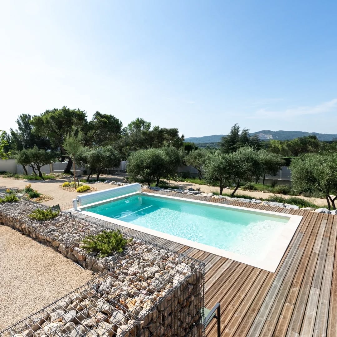 Suite de la conception d'un jardin sec à Aramon.
Plantation d'espèces indigènes et création d'îlots de végétation fleuris.
Gestion des niveaux et implantation de soutènements en gabions et enrochements en blocs calcaires.
Revalorisation d'une ancienne oliveraie sur la partie sud.
#dronephotography
#drygarden
#studiodac
#swimmingpools
#roquepine