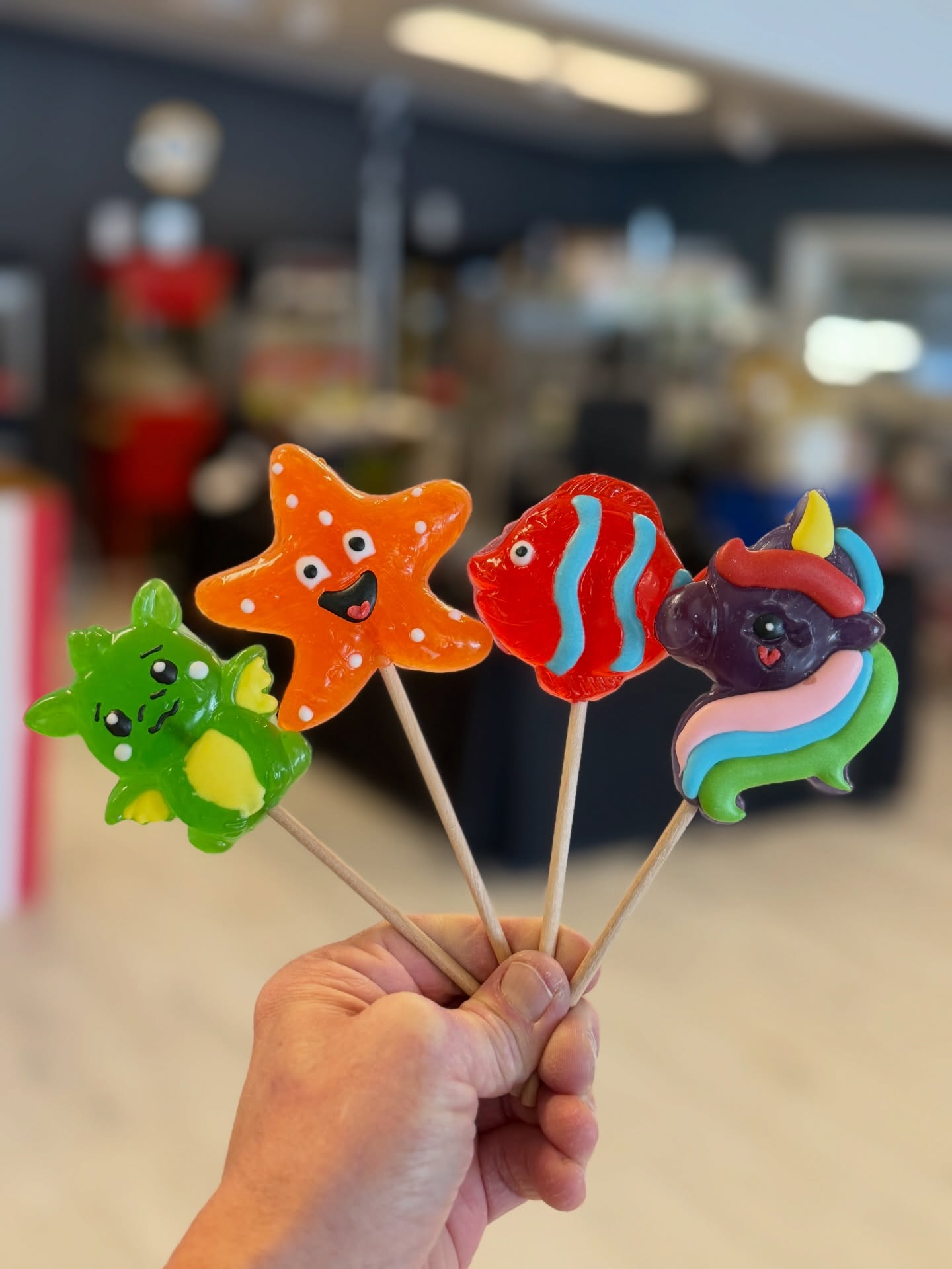 Har du fått med deg våre nye lollipops?🍭 Her er de! Sweet Animals 🤩🍭🍭
#sweet #animals #lollipops #sweets #candy