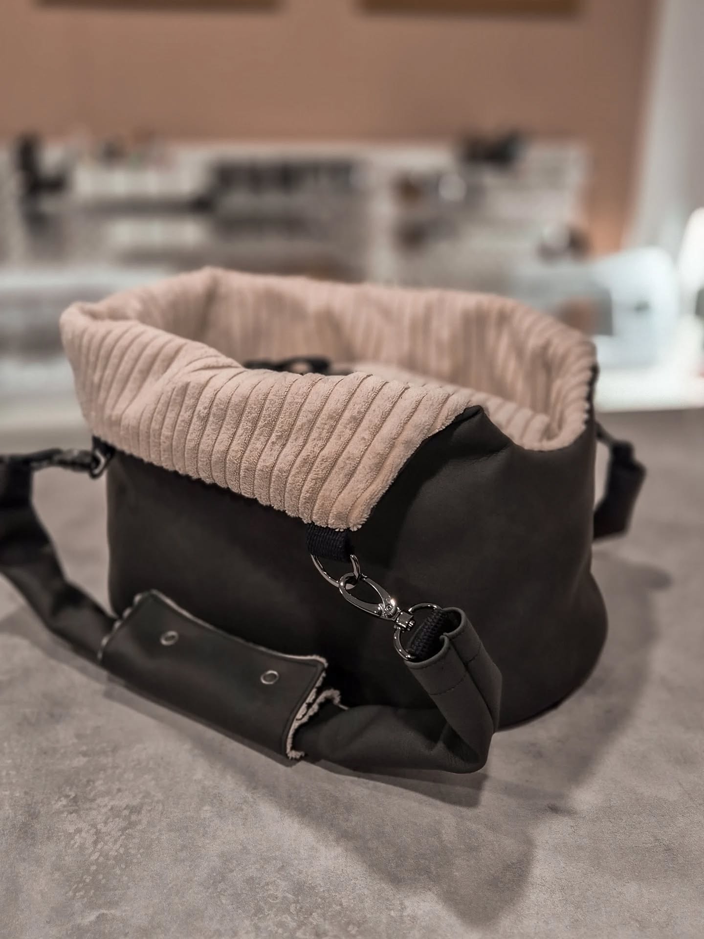 Die neuen Sofortkauf Taschen begleiten uns dieses Wochenende ebenso mit auf die @haustiermesse in Wien ❤️ wir freuen uns schon 🥳