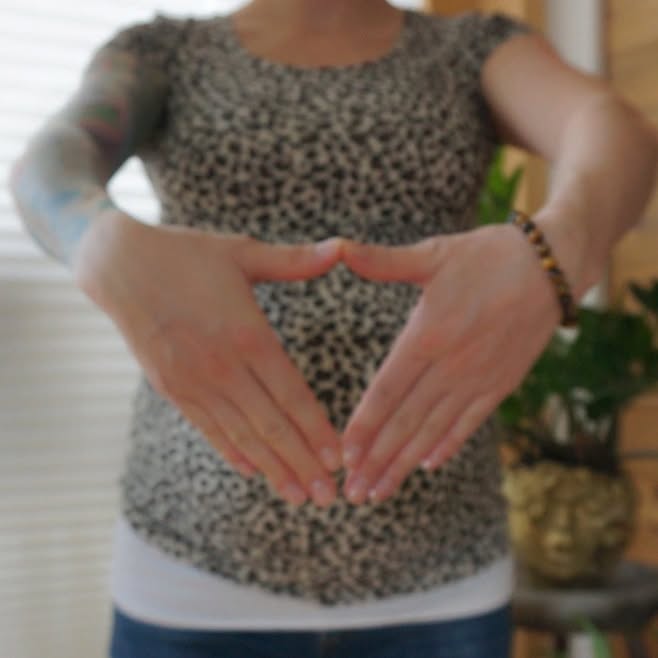 🌟 Trimurti Mudra 🌟
"Ich fließe mit Leichtigkeit und Anmut durch die Übergänge des Lebens."
Tauche ein in die faszinierende Welt der Mudras und entdecke das Trimurti Mudra - eine mächtige Handgeste, die Körper, Geist und Seele in Einklang bringt. 🙏✨
⇢ Was ist das Trimurti Mudra?
Das Trimurti Mudra, auch bekannt als "Dreifach-Geste", vereint die Energie von drei grundlegenden Mudras:
1. Gyan Mudra: Symbolisiert Weisheit und spirituelle Verbindung.
2. Shuni Mudra: Fördert Disziplin und Geduld.
3.Surya Mudra: Erhöht die innere Wärme und Energie.
⇢ Welche Vorteile bietet das Trimurti Mudra?
* Vermittelt ein Gefühl von Geborgenheit.
* Unterstützt die Konzentration und fördert eine tiefe innere Ruhe.
* Hilft den Fluss von Prana (Lebensenergie) im Körper zu regulieren und zu verstärken.
⇢ Wie praktiziert man das Trimurti Mudra?
Setze dich in eine bequeme Position, schließe die Augen und konzentriere dich auf deinen Atem. Lege dann deine Hände mit den entsprechenden Fingern aufeinander, um das Trimuti Mudra zu formen. Die Daumen befinden sich auf dem Bauchnabel. Verweile in dieser Position für einige Minuten und spüre die transformative Kraft dieser einfachen, aber kraftvollen Geste.
⇢ Bereit, deine Yoga-Praxis zu vertiefen?
Erforsche das Trimurti Mudra und erlebe die Verbindung von Weisheit, Disziplin und innerer Wärme auf einer neuen Ebene. 🌟 🧘♂️ 🌿 ✨
#TrimurtiMudra #YogaWeisheit #InnereHarmonie #Namaste #yogawellbeing #yogatirol #mudraoftheday #yogastudiowellbeing #prana #körpergeistundseele