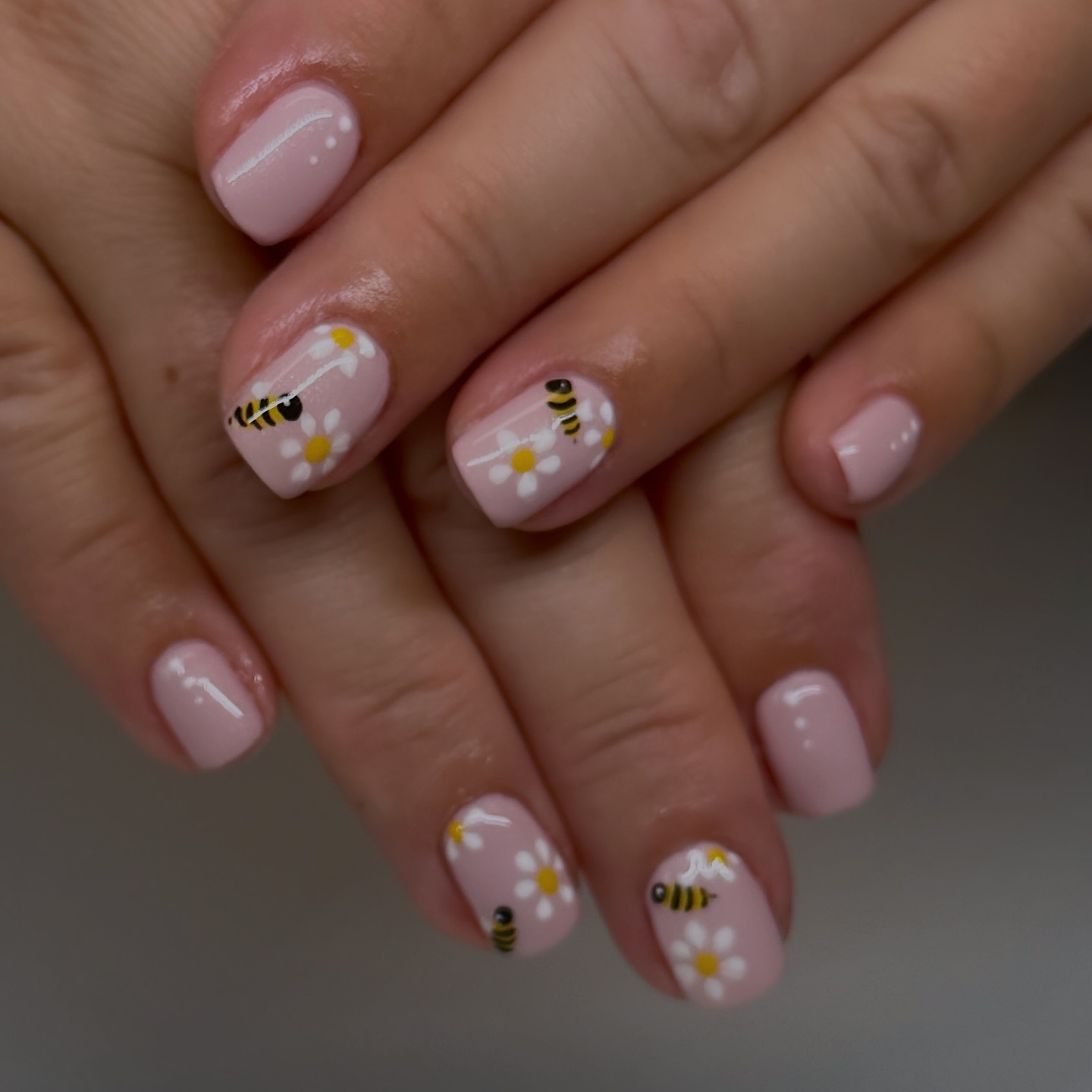 Summer flower and bee #nailsart 🐝🌼