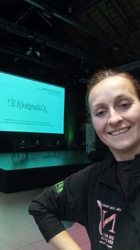 Un recull de video i imatges de l'evento del DIMARTS 16/F — READY PER L’EVENT ✨
Barcelona… ciutat que respira art, memòria i llum ❤️
Entre pedres antigues i silencis plens d’història 🏛️, el cos es prepara, l’emoció s’obre pas i l’escena torna a cridar-me per actuar de nou!
Co-habitem un espai que guarda vides, temps i relats… i hi arribem amb el desig de sumar-hi presència, dansa i ànima 🌿💫
Gràcies @atuvibi per brindar-me de nou la opertunitat de fer el que més m'agrada i a tu @cercledemoura per facilitar el contacte entre SALUT, ART, TERAPIA I EMOCIÓ!
#dansacatalunya #dansaipoesia #dansabarcelona #performancesforevents