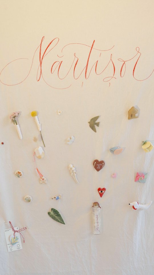 Ce privilegiu să decorez cu elemente care sunt, de fapt, identitatea spațiului nostru.
Flori, bulbi, plante şi mărțişoare locale. Strânse împreună ca să plece separat, cu voi, după bunul plac al fiecăruia. 🌸🌱
27 februarie - 2 martie, program special de Mărțişor
V / S / D :09:00-19:00
L: 07:00-16:00
Vă aştept ca o floricică 🌸
Ela