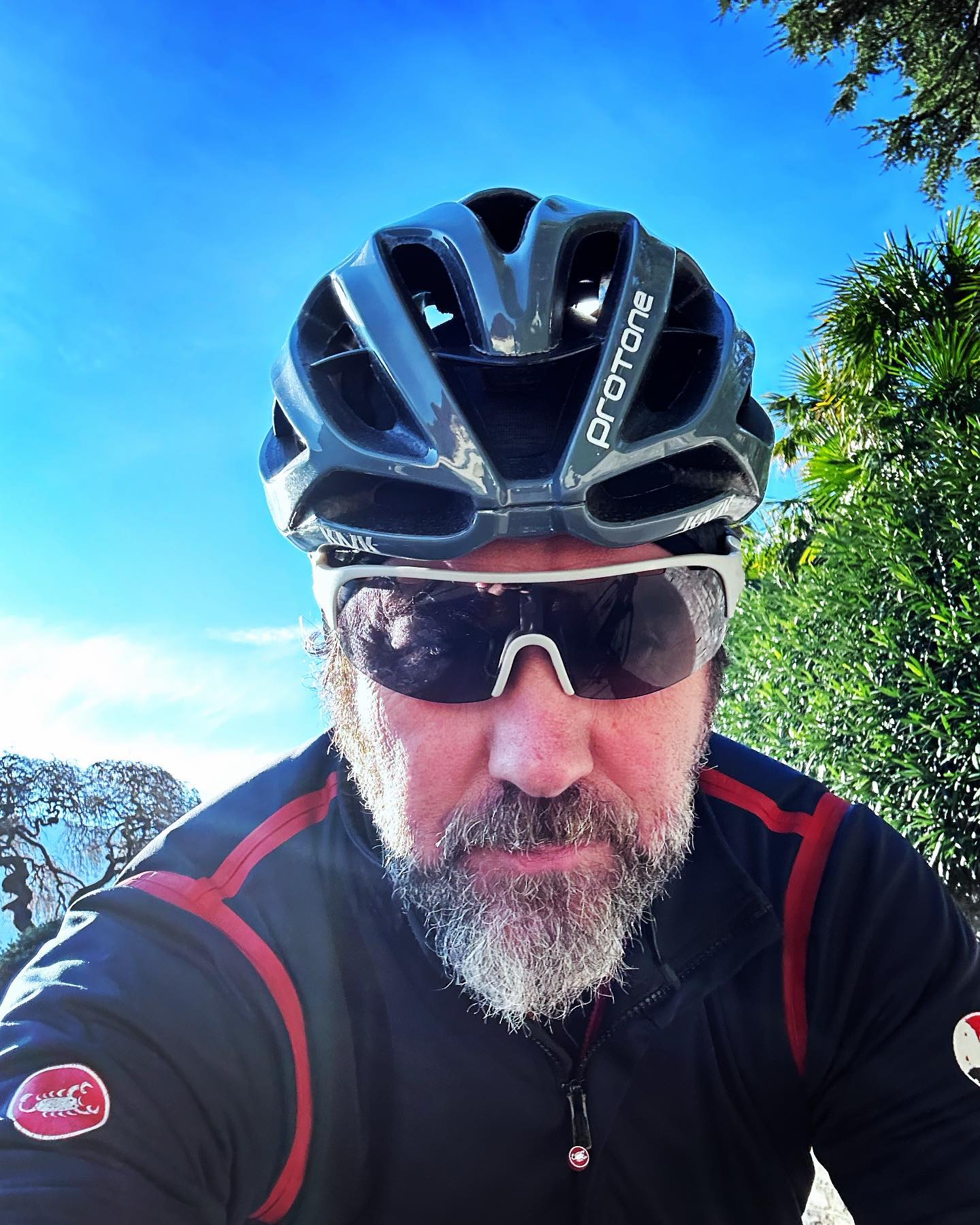 Prima uscita dopo un mese di acciacchi e ingrasso natalizio. Risultato: velocità media dodici all’ora, frequenza media 178 battiti 😱😱😱. Però, sempre stupendo.
#lakecomomotorbike #lakecomo #cyclism #specialized #ciclistipersbaglio