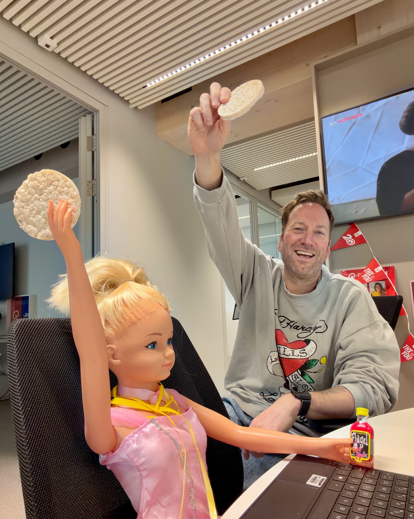 Sunday is for Swiping! 😎 #week9
Hoe was jouw week? Die van mij zo:
1 - Rijstwafeltje met Perissa ❤️
2 - Booyakasha 🤘
3 - Project kast van 5,5 meter… 👷♂️( deel 1)
4 - In Zwijndrecht hebben ze beste rookmachines! 💨
5 - 😻
6 - Iedere ochtend FEEST om te doen! Dank voor het luisteren 💛
7 - Leerdam in de sit down! 🎉
8 - TGIF! 🪩
9 - Jessie 😼
10- Heeft deze hamster eigenlijk een naam? 🐹
