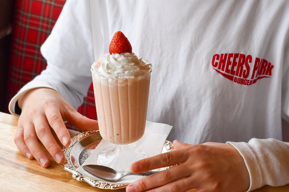 【限定自家製シェイク登場🍓】
「ストロベリーチーズケーキシェイク」
自家製バニラシェイクに、
甘酸っぱいイチゴと濃厚なクリームチーズをブレンド。
まるでストロベリーチーズケーキを
そのまま飲んでいるみたいな贅沢な一杯。
濃厚なのにすっきり。
重すぎず、最後まで飲みやすい仕上がりです。
見た目もかわいい、春色シェイク。
3月限定、ぜひ🍓✨
________
🍓 March Limited Drink Is Here!
Strawberry Cheesecake Shake
Our homemade vanilla shake blended with
sweet and tangy strawberries and rich cream cheese.
It tastes just like drinking a strawberry cheesecake —
indulgent, creamy, and satisfying.
Rich yet refreshing,
smooth and easy to enjoy until the last sip.
This cute, spring-colored shake
is available for a limited time in March 🍓✨
#CHEERSPARKBURGER #cheerspark #hamburger #チアーズパーク#チアーズパークバーガー #ハンバーガー#群馬ハンバーガー#群馬グルメ#群馬観光#群馬カフェ#伊勢崎グルメ#伊勢崎カフェ#伊勢崎ハンバーガー