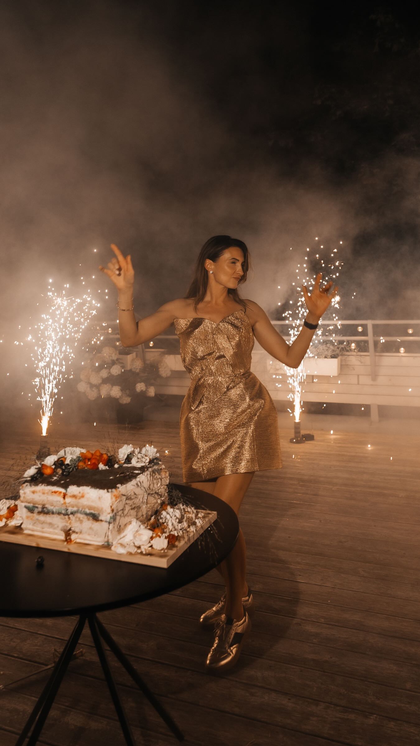 Tarp visų progų lengva pamiršti vieną svarbiausių – švęsti save. Su mylimiausiais žmonėmis, mėgstamiausiais skoniais ir detalėmis, kurios atspindi Jus. ✨
„grás“ deluxe didžioji salė sukurta vakarams, kai norisi gyvo šurmulio. Viduje – šypsenos, muzika, šviesos ir artimųjų būrys. Pušų apsuptoje lauko terasoje – trumpa pauzė atsikvėpti, pasikalbėti ar pakelti taurę ramiau.
📩 Pasidalinkite savo šventės idėja, o detales suderinsime kartu: info@restoranasgras.lt