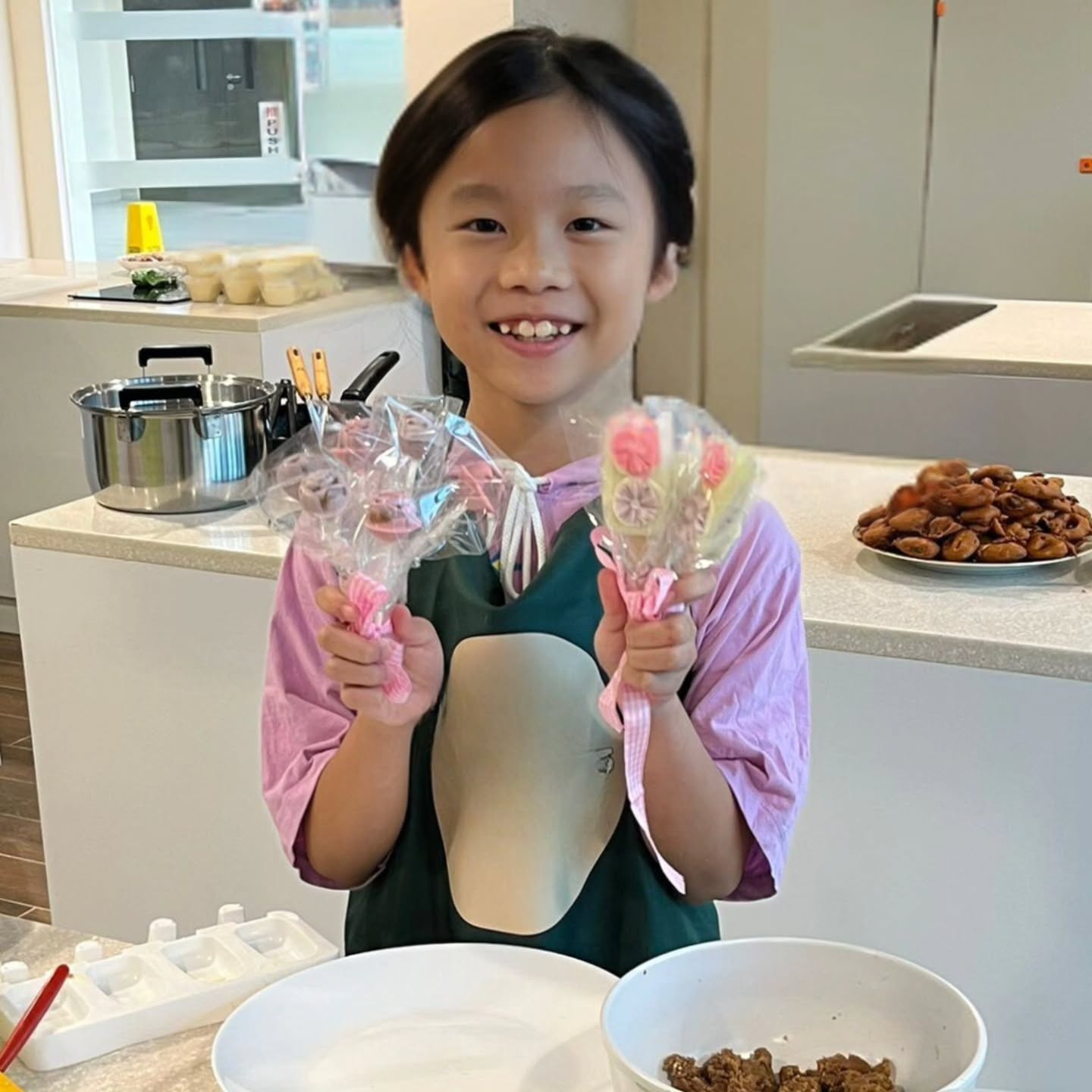 Children + baking + seniors = connection.
In March, our young bakers will be sideโbyโside with seniors from SASCO @ Hong San to make cake pops together. Itโs not just about sweets; itโs about listening, sharing, and creating something joyful with another generation.
Join us: https://forms.gle/TVowatx6YyNT85Qm7
Small hands. Big hearts. Real action.
#LittleHandsBigHearts
#Intergenerational
#CommunityBaking
#EmpathyInAction
#RaisingKindKids