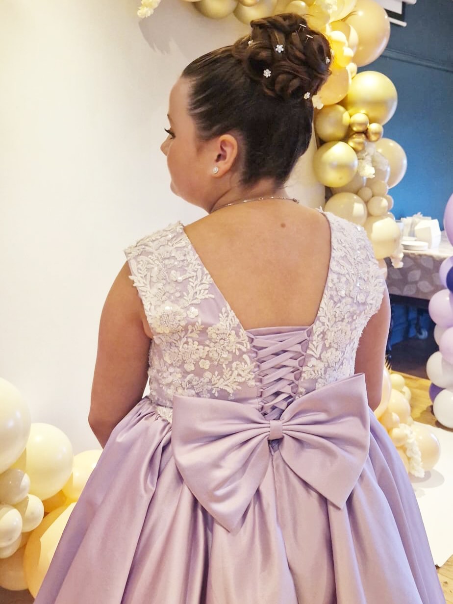 Anna 💜
A moment for that back detail and we cannot forget to mention the beautiful upstyle 😍 Swipe to see the full dress, bag and laces. Just wow.
#dress #glowinggirlies #gown #customer #dressdeigner