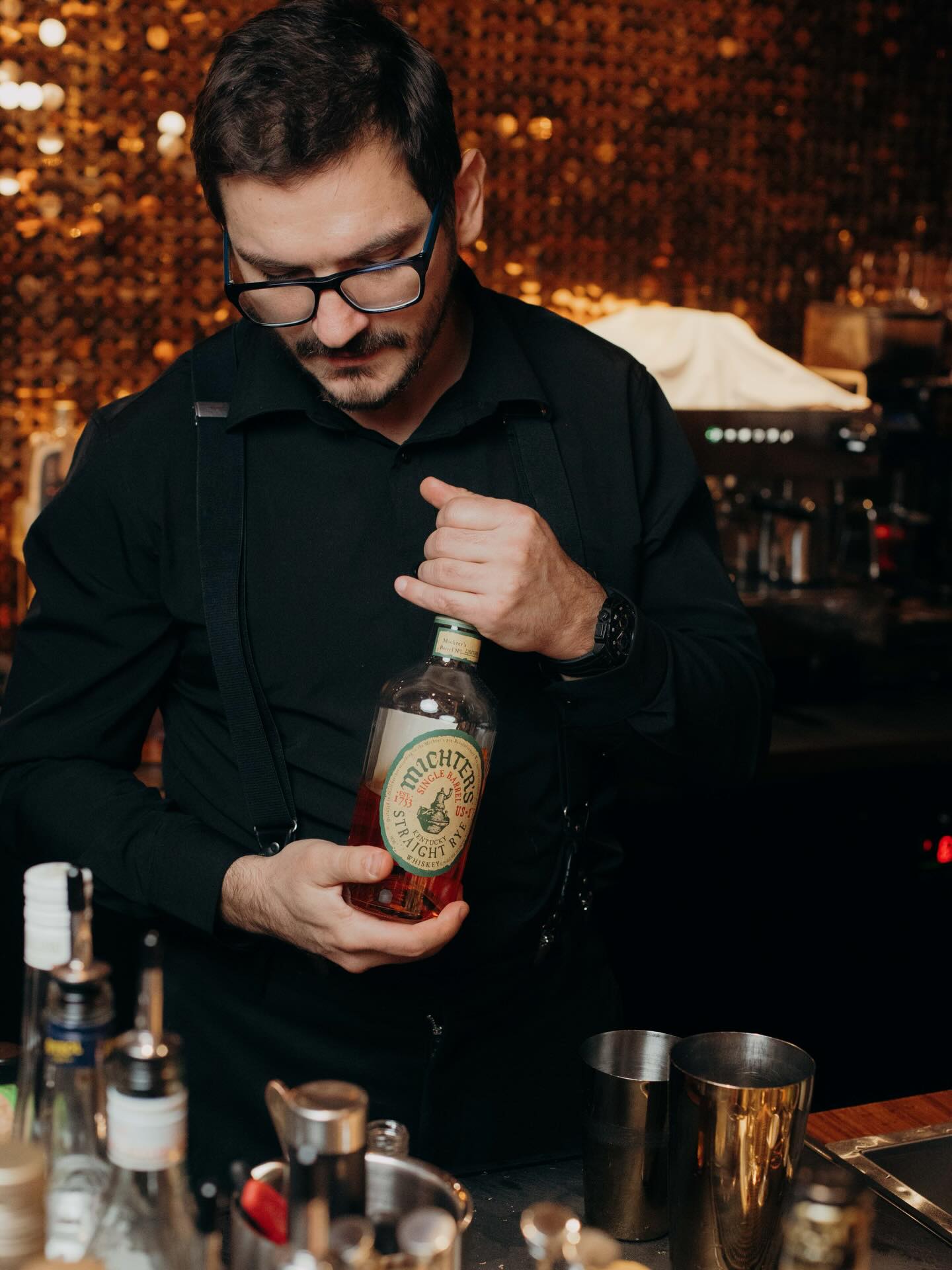 Vienna in 6 Sips – Lipstick & Whisky 🥃 💄
Ein Cocktail, gewidmet der Liebe und Lust dieser Stadt ❤️🔥.
Michters Rye Whisky @michterswhiskey trifft auf frische Zitrone, Erdbeermark und Waldbeerensirup – kraftvoll, verspielt und genauso vielschichtig wie Wien selbst.
Vienna in 6 Sips ist unsere Hommage an die Stadt:
ein Spiegel ihrer Geschichte, ihrer Kultur, ihrer Höhen und Tiefen. Neue Aromen treffen auf Vertrautes,
Straßenlärm auf Konzertklänge, Erinnerungen auf neue Geschichten.
Alles kommt zusammen – genau hier, in der Lvdwig Bar.🖤
#cocktailbar #cocktailbarvienna #barsvienna #viennadrinks viennabars