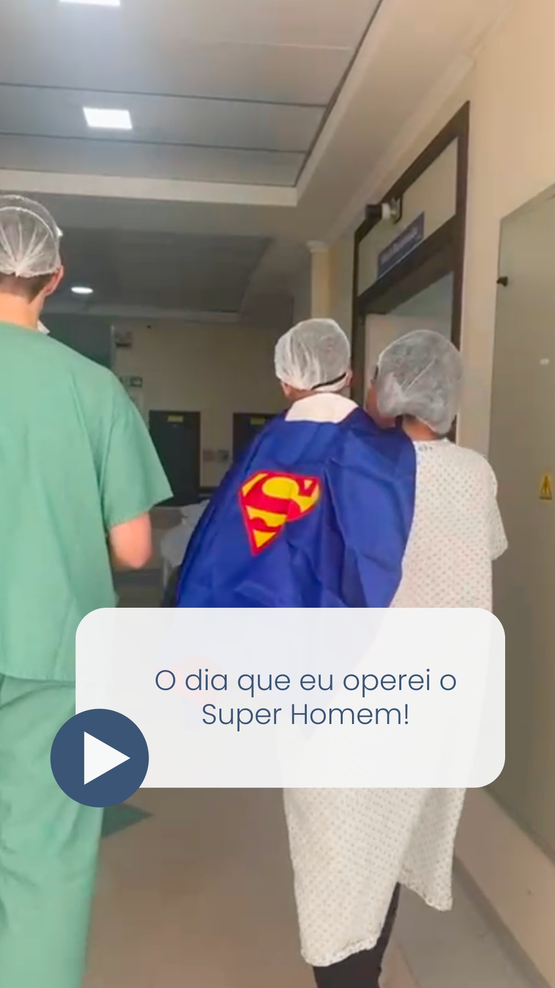 Às vezes o dia da cirurgia também precisa de coragem. E foi assim que ele chegou.
Com apenas 1 ano e 9 meses, entrou no centro cirúrgico vestido de super-herói. 🦸♂️ Pequeno no tamanho, gigante na coragem.
A cirurgia de estrabismo foi um passo importante para o desenvolvimento visual dele, mas a verdade é que quem deu uma lição para todo mundo ali foi ele.
Porque alguns pacientes chegam lembrando que força não tem nada a ver com idade.
Dra. Juliana Wagner Dada
Referência em Estrabismo adulto e infantil
Especialista em Oftalmologia Pediátrica
CRM39665
RQE35215
#estrabismo #saudeocular #oftalmopediatria