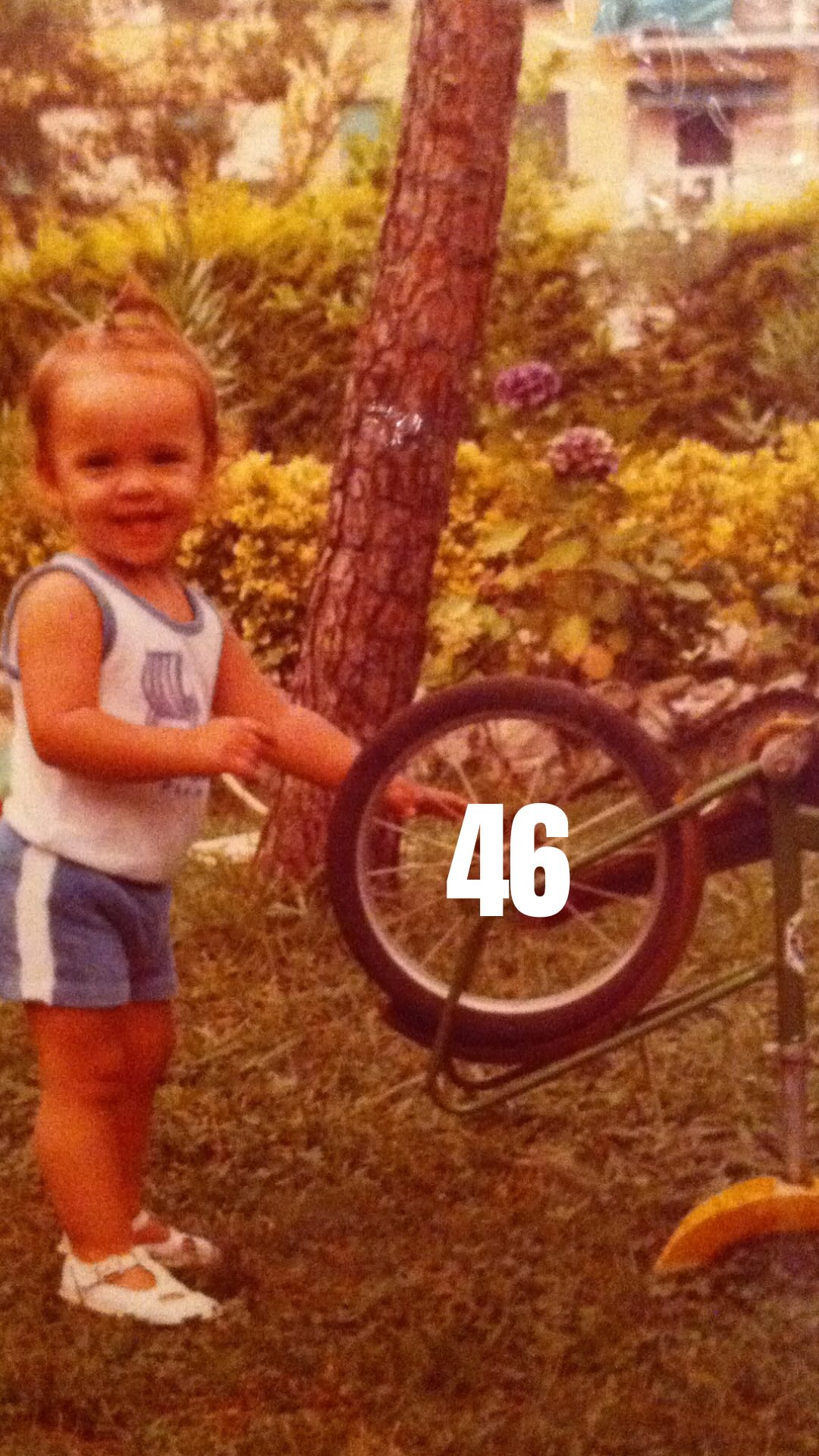 46. 🎂
Altro che pace.
Ogni anno guadagnato è passato da mille inciampi, mille conquiste
ed emozioni forti.
Non ho costruito una realtà perfetta, ma ci sto lavorando ;-)
Degna di una sceneggiatura di un film di Almodóvar.
Colorata.
Intensa.
A tratti eccessiva.
Sempre vera.
Fatta di relazioni vere.
Di lavoro che mi rappresenta.
Di sogni che a volte restano nel cassetto.
Di libertà.
Di autenticità.
Di motori accesi.
Di scatti che raccontano chi sono.
E di follia.
Grazie a chi è qui.
Davvero.
#46 #junglekia #workinprogress