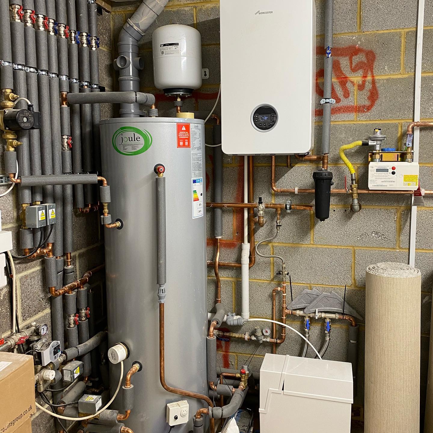 We went back to finalise the last bits at this 5 bed house refurb in Maidenhead. All bathrooms were fitted with Aqualisa digital showers which have a clean finished look. #plumbing #plumbingandheating #plumber #plumbinglife #plantsofinstagram #refurb #aqualisashowers #freshandclean