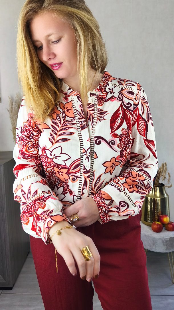 ✨ Regarde bien...
J'enfile le pantalon TOKYO ❣️
Coupe fluide.
Confort absolu.
Silhouette allongée.
Puis la blouse SPIRALE 🏵️
Légère.
Féminine.
Avec ce détail qui fait toute la différence.
Et là... Le look prend vie 😍
Simple ⁉️ Oui.
Basique ⁉️ Jamais.
C'est le genre de tenue que tu mets le matin et qui te donne cette petite assurance en plus 🤪
Tu la porterais pour quoi ❓
Boulot, sortie, weekend ⁉️ 🤔
À découvrir ce soir lors de notre LIVE Facebook à 21h 🎥
.
.
#styleaudacieux #eshopfemme #modecurvy #lookprintemps #modeaddict