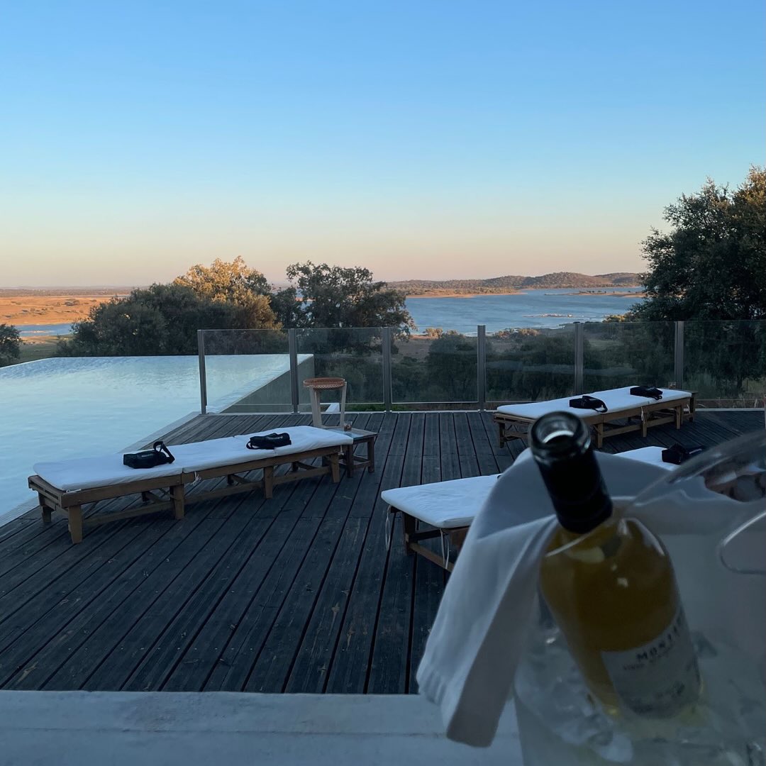 No Alentejo, o tempo não corre, vagueia. Um copo de vinho desta terra ao final da tarde é aceitar um convite à lentidão e à entrega.
O vinho da nossa região, com o seu corpo robusto e alma solar, é o cúmplice ideal para a palavra que se demora. No copo as histórias fluem e amadurecem como as uvas sob o escaldante sol de agosto.
É a celebração do que é essencial: o calor da amizade e a poesia engarrafada que só o Sul sabe oferecer.
Está convidado para um copo de vinho da nossa região todas as tardes às 18:30. Até já!
Golden Hour Wine – experiência exclusiva a hóspedes e amigos!
In Alentejo, time does not pass, it wanders. A glass of wine from this land at the end of the day is to accept an invitation to slowness and surrender.
The wine from our region, with its robust body and sunny soul, is the ideal companion for lingering conversation. In the glass, stories flow and mature like grapes under the scorching August sun.
It is a celebration of what is essential: the warmth of friendship and the bottled poetry that only the South can offer.
You are invited to a glass of wine from our region every day at 6:30 p.m. See you then!
Golden Hour Wine - An exclusive experience for guests and friends!
#GoldenHourWine #SlowLiving #AlentejoWine #VisitAlentejo #vinhoalentejo #reguengosdemonsaraz #monsaraz #alentejo #montimerso #montimersoskyscapecountryhouse