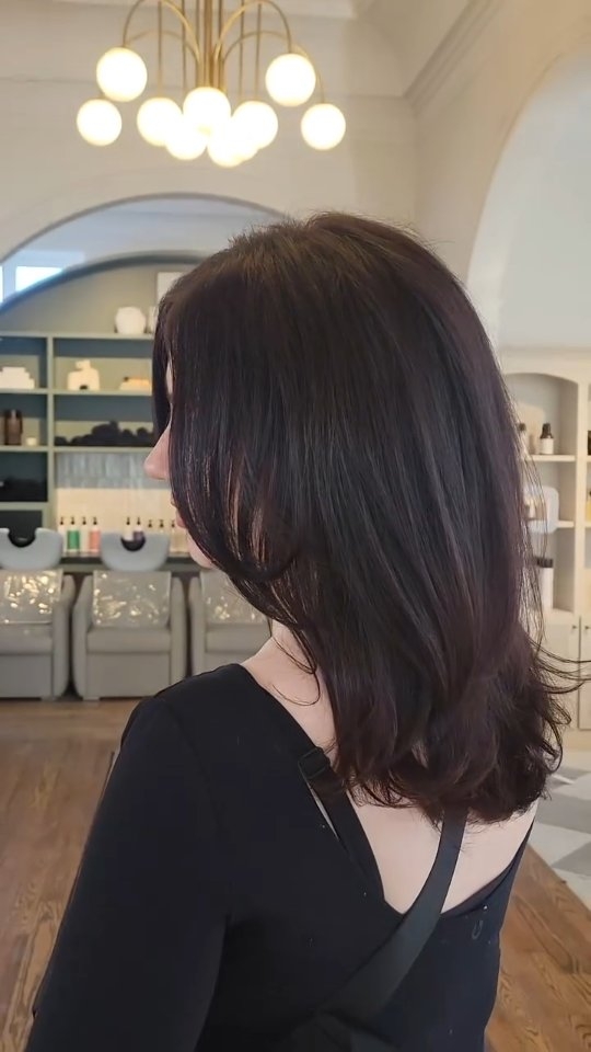 Erin is on a hair repair journey, and she's doing all the right things, including getting s tiny trim this morning. 👌💃
I told her that her hair is in great shape now, and she can put a little more time between trims now since she wants to grow it longer again. So then she booked a treatment and a blow out -> because self-care, of course! 😉✨️
Hair and scalp health is so important.
If you need help repairing your hair and scalp, you can book an appointment with me at the link in my bio. ⬆️
#salonandwellness #shampoosociety #bespokehairexperience #luxuryhairsalon