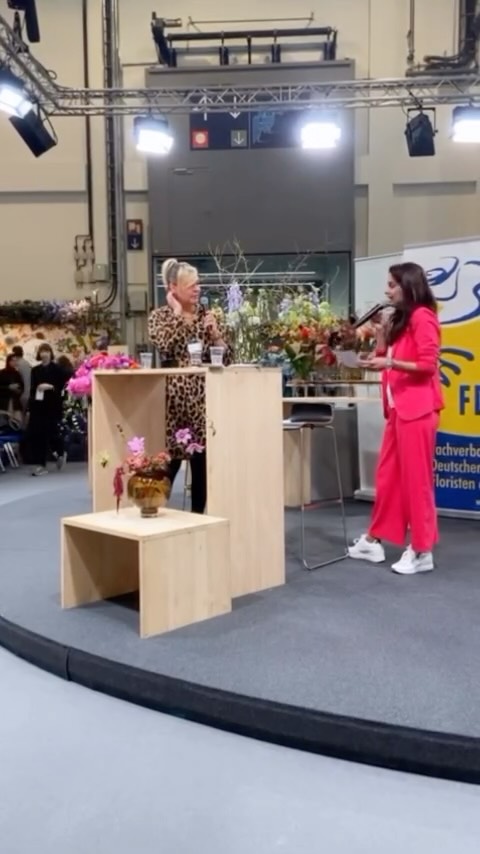 IPM Essen – Talk mit Victoria Salomon
Ladengeschäft oder digital? 🌿
Auf der IPM Messe in Essen durfte ich Victoria Salomon zum Talk begrüßen – und sie hat ganz klar Position bezogen:
Das Ladengeschäft lebt.
Es lebt von Emotion. Von Begegnung. Von echtem Erleben.
In Zeiten von Online-Shops und Social Media braucht es Orte, an denen Menschen fühlen, riechen, sehen – und Vertrauen aufbauen können.
Gleichzeitig wurde deutlich: Digitale Sichtbarkeit ist kein Gegner, sondern Verstärker.
Wer beides klug verbindet, baut eine starke Marke.
Ein ehrlicher, inspirierender Austausch über stationären Handel, Digitalisierung und die Zukunft der Branche.
#IPMEssen #Einzelhandel #Digitalisierung #Floristik #Unternehmertum MesseModeration FrauenImBusiness
