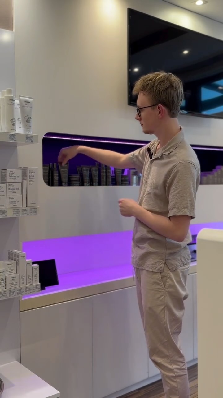 Kennenlernrunde zwei mit unserem Oliver 🫶🏻✨
#salonheadlounge #frisör #labiosthetique #hairdresser #team