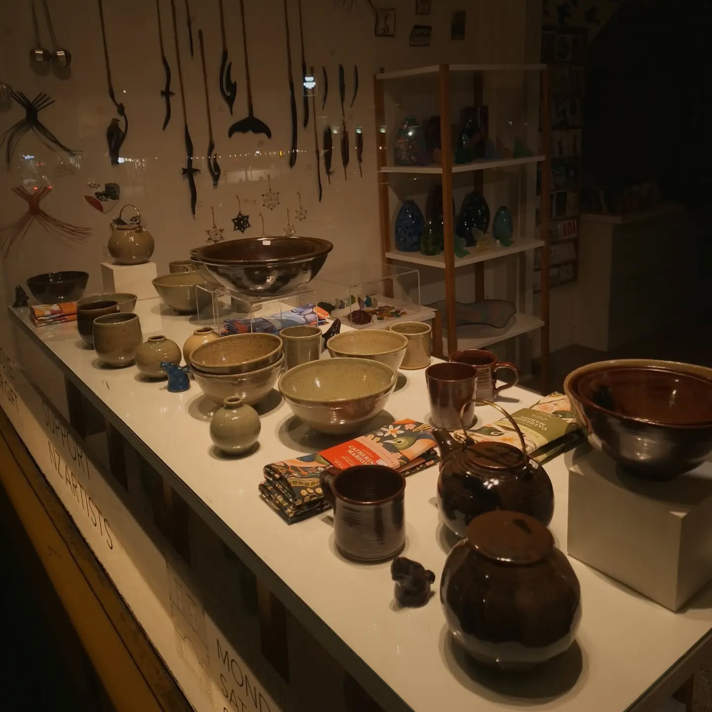 On a mainstreet of @americarnaofficialnz sat a quiet resistance to the red white and blue window displays... earthy pots, quiet pots...humble ...not sure if it was planned but definatly noted...shop local, support local makers
Thanks @kinagallery
Love your rats @angela.tier.modern giving slighty apocalyptic table scenes