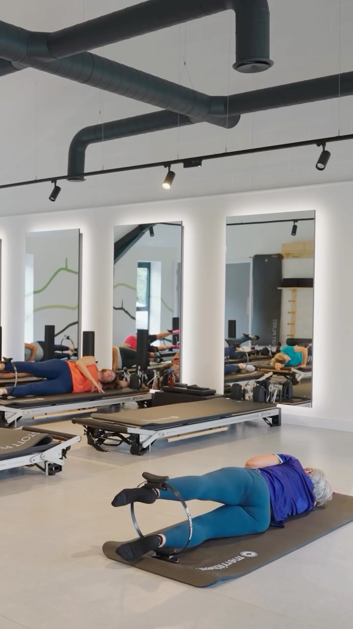👀 It’s not all about Reformer Pilates, did you know some of our most popular classes are those on the Mat? 🤗
Pilates MATWORK can be:
More challenging than Reformer as it’s just you and your body weight (and maybe a prop 😉) - no springs and straps to support you!
BUT it can also be a great place to start - learning the breathwork, foundation exercises and key principles in a simpler way with no distractions 🤓
Essentially, it’s a different way to stimulate and challenge your mind and body as you build greater strength and mobility. Many of our regulars opt for one Mat and one Reformer class each week for exactly that reason!
We offer:
🧘RELAXED Pilates - Beginner friendly, with a considered pace and simple coordination
💪 Pilates CHALLENGE- We offer more progressions, but always with a strong focus on technique and the key principles
🏃🏻♀️ Pilates for RUNNERS- More focus on single leg and pelvic stability, and developing efficient movement patterns directly relevant to running
Fancy trying one? First class half price with JONUS25 🤩
#pilatesclass #pilatesstudio #pilatesforbeginners #pilatesforeveryone