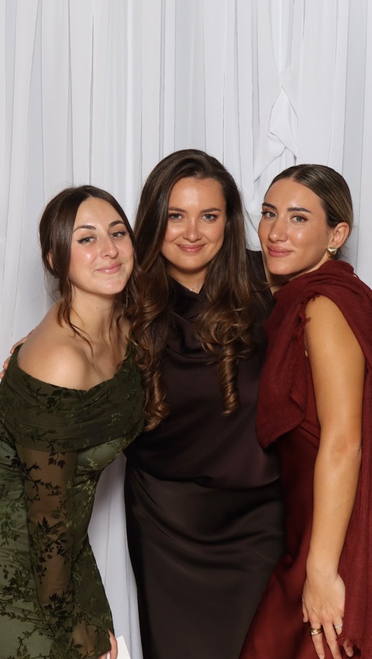 Servicio de fotomatón en Alicante.
Así quedó nuestro fotomatón en esta boda elegante, íntima y llena de buenos recuerdos.
✉️info@lightbox.es