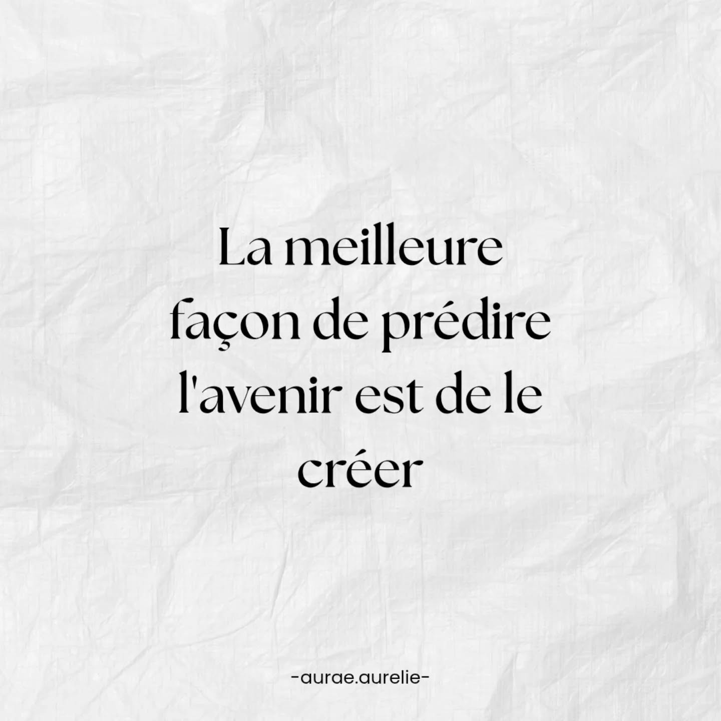 Citation attribuée à Abraham Lincoln.
Pour moi, elle colle parfaitement à l’idée que le possible n’est pas quelque chose qu’on attend… mais quelque chose qu’on façonne.
Et j'aime cette manière de penser.
Je vous en parle d'ailleurs, régulièrement en séance ; avancer pas à pas, à son rythme, avec douceur et détermination, vers ce qui est juste pour soi.
Tiens, quelle est ta citation préférée du moment ?
✨️