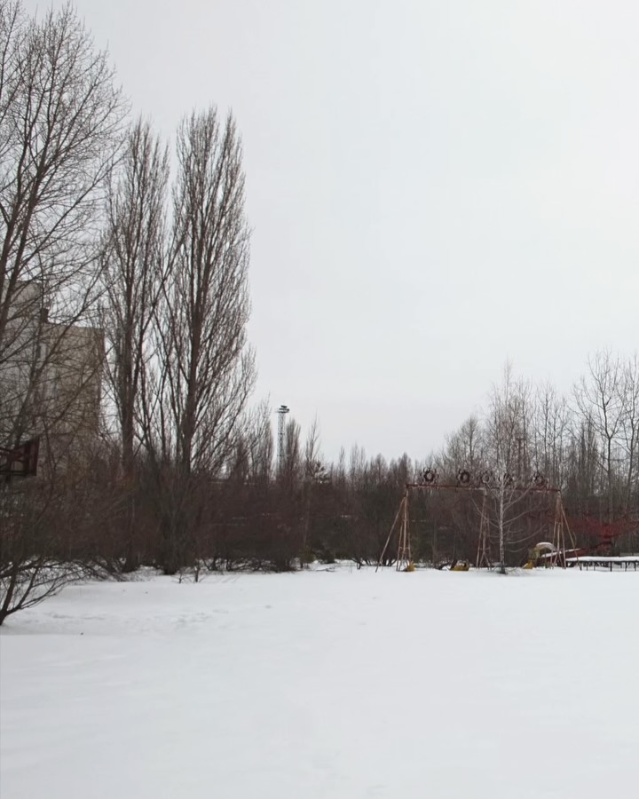 “Unsettled” 17.01–14.03.2026 curator Gary Sangster @merilynfairskye
Merilyn Fairskye (b. 1960) is an Australian contemporary photographer and new media artist whose work focuses on the relationships between time, perception, the body, scientific knowledge, and digital technologies. She is known for using photography not as a documentary tool, but as a field for intellectual and conceptual inquiry. Born in Melbourne, Fairskye completed her education at the Victorian College of the Arts. While she initially worked with analog photography early in her career, she gradually turned toward digital imaging, video, and data-based visuals. This transition made the tension between human experience and scientific measurement systems more visible in her work. In Fairskye’s practice, the body is often approached through biological and chemical processes.
Merilyn Fairskye (d. 1960), Avustralyalı çağdaş bir fotoğraf ve yeni medya sanatçısıdır. Çalışmaları; zaman, algı, beden, bilimsel bilgi ve dijital teknolojiler arasındaki ilişkilere odaklanır. Fairskye, fotoğrafı belgesel bir araçtan ziyade, düşünsel ve kavramsal bir sorgulama alanı olarak kullanmasıyla tanınır. Melbourne doğumlu sanatçı, eğitimini Victorian College of the Arts’ta tamamladı. Kariyerinin erken döneminde analog fotoğrafla çalışırken, zamanla dijital görüntüleme, video ve veri temelli görsellere yöneldi. Bu geçiş, onun sanatında insan deneyimi ile bilimsel ölçüm sistemleri arasındaki gerilimi daha görünür hâle getirdi. Fairskye’nin pratiğinde beden, çoğu zaman biyolojik ve kimyasal süreçler üzerinden ele alınır.
Ziyaret | Visiting
Salı-Cuma | Tuesday-Friday 11.00-18.00
Cumartesi | Saturday 12.00-19.00
Pazar-Pazartesi Kapalı | Sunday-Monday Closed
Ücretsiz Giriş | Free Admission
#collaborations
@davidzwirner , New York / @hauserwirth , Zurich & Los Angeles
@ivorypress Madrid / @gladstone.gallery , New York
@fraenkelgallery , San Francisco / @galerie_barbara_thumm , Berlin
Estate of @rodneygrahamstudio , Canada
#unsettled #groupexhibition #visionartplatform