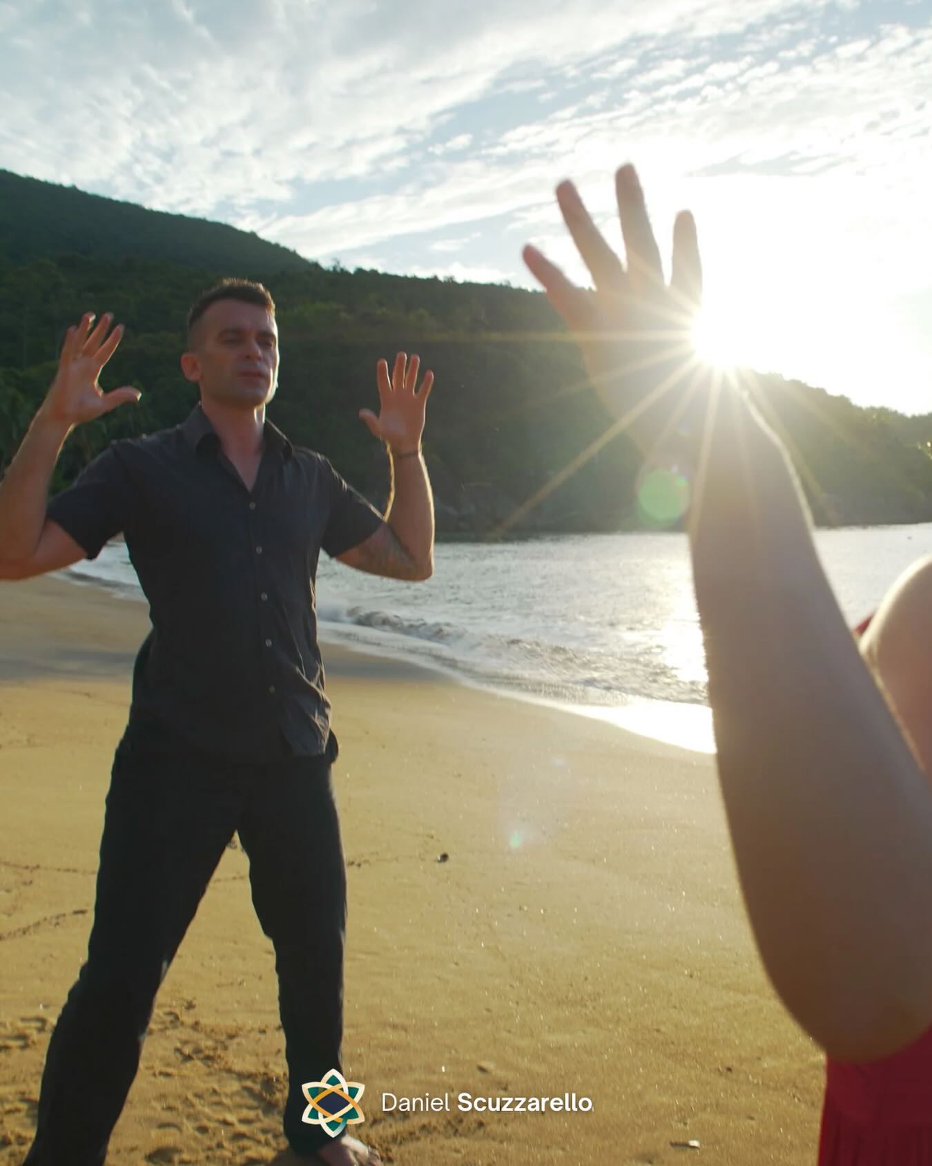 Já houve momentos em que eu estava irritado e exausto, e era muito mais fácil colocar a culpa em fatores externos.
Em algum ponto eu precisei admitir que parte daquele peso era meu. Em coisas que eu não queria olhar, ou até limites que eu não colocava. Foi desconfortável perceber isso.
Hoje eu acredito que transformações maiores são importantes, mas a parte que realmente muda o jogo começa quando eu paro de apontar para fora e começo a assumir o que está sob minha responsabilidade.
E você, o que tem sido mais fácil culpar do que assumir?
#mindset #lider #mentoria #breathwork #quantumflow