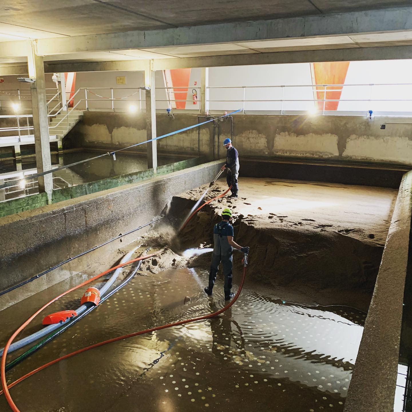 Transfert de sable de filtration en « filtre à filtre », usine d’eau potable région de Toulouse #eaupotable #sablefiltration