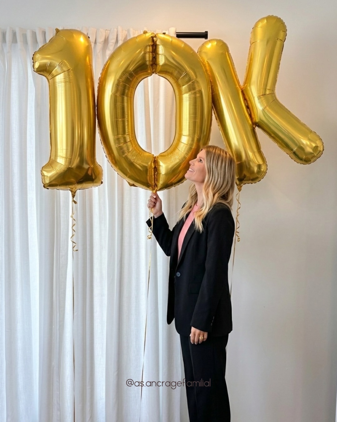 10 000 fois MERCI. ✨
Sérieusement, je me pince un peu. On est maintenant 10 000 ici à jaser de parentalité, de développement de l’enfant et de l’importance du lien d’attachement. Aujourd’hui, je me rends compte qu’on est toute une gang à vouloir faire évoluer les choses et ça me touche droit au cœur.
Mon but, c’est de changer les perceptions de l’enfance une personne à la fois. Chaque fois que vous commentez ou partagez, vous m’aidez concrètement à atteindre un parent de plus pour que le bien-être et l’attachement sécurisant deviennent la norme, pas l’exception.
En tant que maman et éducatrice spécialisée, voir que ma mission de guider les familles vers une parentalité plus douce, plus consciente résonne jusqu’ici (et même en Europe !), c’est le plus beau cadeau. 🌍🤍
Je suis une passionnée d’éducation, de lecture et de bien-être, mais avant tout, je suis une maman qui veut que chaque parent se sente outillé pour soutenir l’épanouissement de son petit humain. Merci de me permettre de vivre de cette passion-là, de me faire une place dans votre quotidien et surtout, de faire partie du changement avec moi.✊
Tous mes li ens sont en bio.