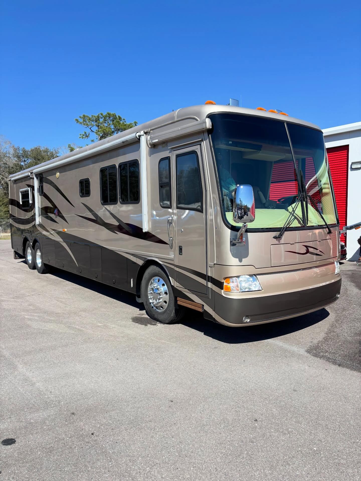 Drive through wash & wax for this client on their way back up north!
•
•
•
•
#Detailing #RVDetailing #ViperDetailing #clean #rvlife