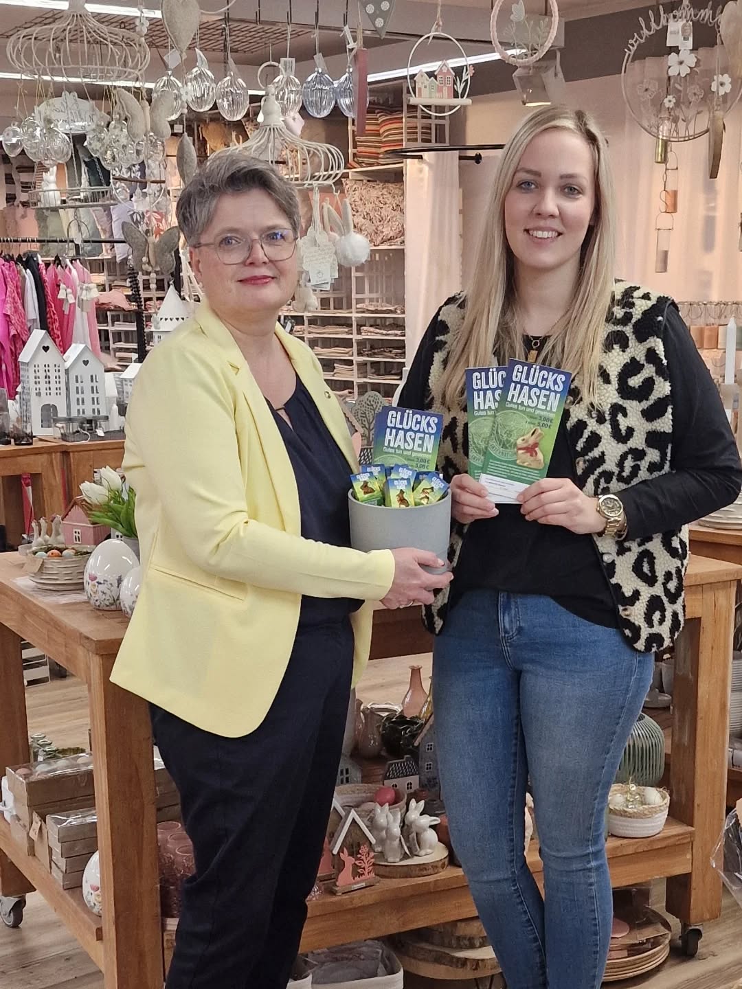 Glückshasen-Aktion von den Soroptimist Bremervörde- Zeven 🐰🌷
Wir verkaufen für den Soroptimist International Schoko-Osterhasen für einen guten Zweck.
Der Erlös geht an den Deutschen Kinderschutzbund e. V. Ortsverband Bremervörde - die Lobby für Kinder.
Jeder Glückshase ist gleichzeitig ein Los, bei dem ihr automatisch an einem Gewinnspiel teilnehmt.
Ganz einfach:
Ihr kauft einen Hasen für 3€ oder zwei Stück für 5€.
Unten auf dem Karton findet ihr einen QR-Code, bei dem ihr am 11.4.2026 die Gewinner finden könnt.
www.clubbremervorde-zeven.soroptimist.de