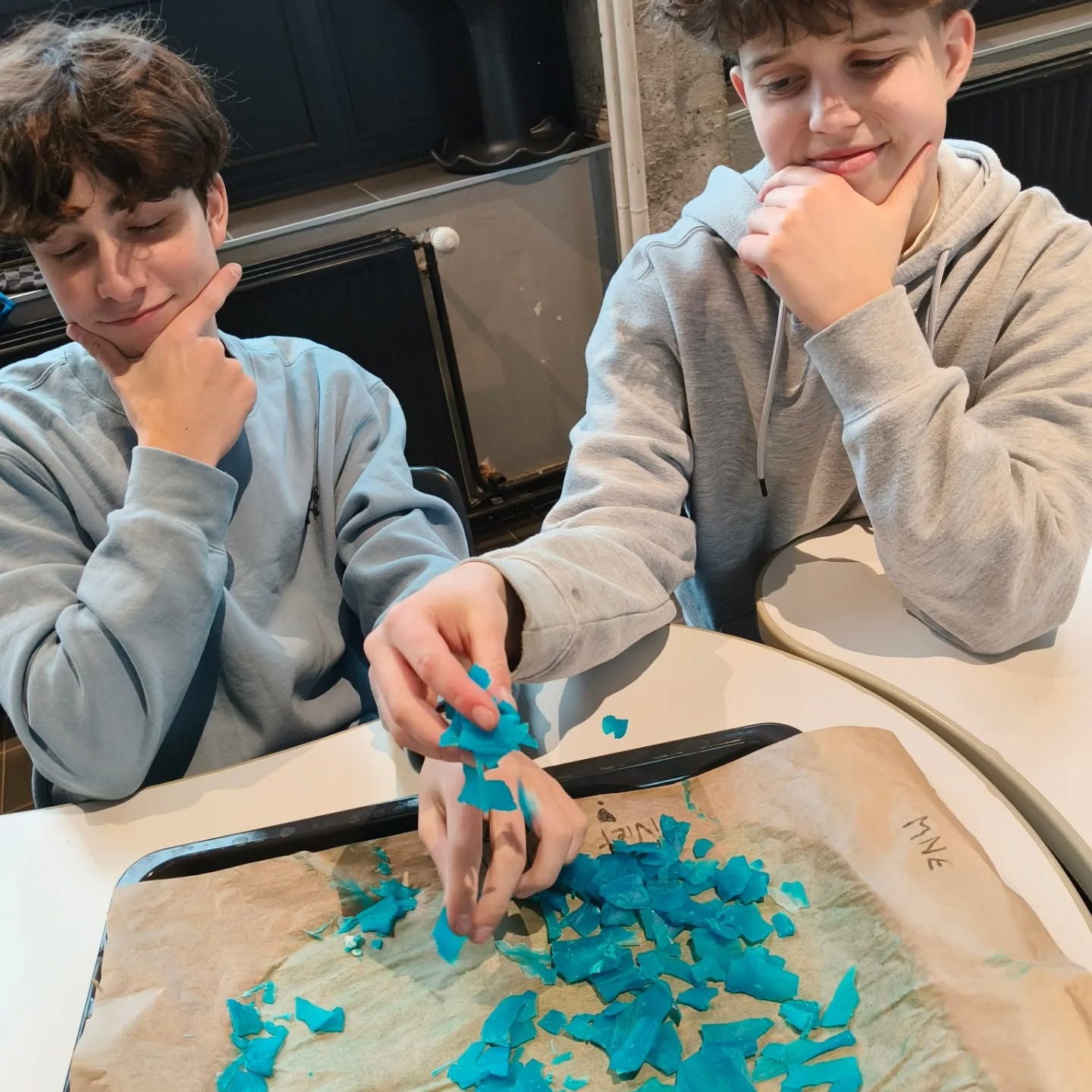 Microplastics zijn in overvloed teruggevonden in oceanen, natuur, voedsel, lucht en zelfs in het menselijk lichaam.
De uitdaging voor 3AM-NW? Een eigen bioplastic ontwikkelen én verbeteren op basis van testresultaten. Via een hypothese, experiment, analyse en optimalisatie werkten ze stap voor stap aan hun prototype, tot het voldeed aan hun eigen criteria.
#AMaze #Bioplastic #STEM #Duurzaamheid