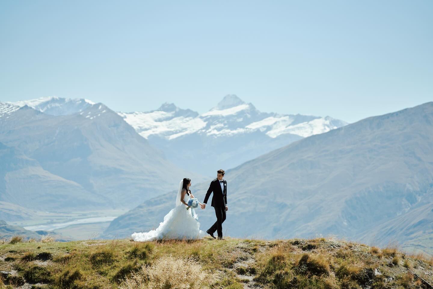 How breathtaking does our real bride Tracy look at her New Zealand mountaintop elopement ✨🏔️
Wearing the stunning Luce Sposa Adella Gown, she brought effortless elegance to the peaks, and yes, that luxurious train even made it into a helicopter 🚁🤍
@nomadweddings.nz