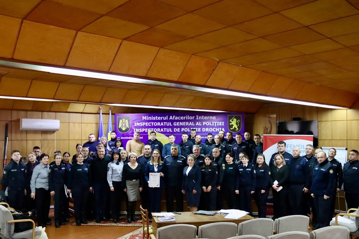 Am avut o deosebită plăcere să mă întâlnesc astăzi cu echipa Inspectoratului de Poliție Drochia, oameni care, zi de zi, nu doar mențin ordinea publică, dar se află și în prima linie în gestionarea unor situații extrem de sensibile, inclusiv cazuri de violență domestică. Rolul lor depășește aplicarea legii; este vorba despre protejarea demnității umane, empatie și responsabilitate față de comunitate.
În acest context am susținut cursul „Egalitatea de gen în activitatea poliției. Cum găsim echilibrul?”, o invitație la reflecție asupra modului în care comunicăm, colaborăm și luăm decizii într-un mediu profesional echitabil.
Am avut parte de un dialog autentic și matur. Implicarea activă în exerciții, disponibilitatea de a analiza propriile perspective și curajul de a aborda subiecte sensibile mi-au confirmat că schimbarea începe prin conversații sincere. Le mulțumesc colegilor prezenți pentru interes și deschidere.
Mulțumesc Comisarului-șef Artur Andrieș pentru invitație și pentru susținerea acestei inițiative, precum și familiei Vlas pentru proiectele utile pe care le aduc constant în comunitățile lor.
Sunt mândră de parteneriatul de durată dintre Alianța Femeile Moldovei și Inspectoratul de Poliție Drochia, construit pe încredere și angajamentul comun de a evolua.
Continuăm să construim împreună.
#comunitate #ianastantieru #Drochia #politie #Respect