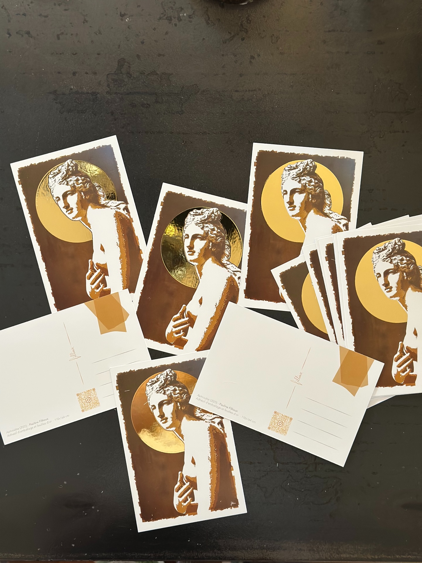 « Il y a toujours, en février, au moins un jour, où l’on sent l’été encore lointain, mais qui arrive assurément. »
1. Des petites « Aphrodite » distribuées par dizaine ✨
2. 1 semaine-1 œuvre : Semaine 5 « Chut » 🤫
3. Un rêve d’enfant : exposer au Grand Palais 🇫🇷
4. Aphrodite sous la plus célèbre verrière de Paris 💖
5. “Animalmitié” après plus de 5 mois de travail 🤎
6. 1 semaine-1 œuvre : Semaine 6 « Prélude d’un souvenir » 👁️
7. Retour en images sur 4 jours extraordinaires 🤩
8. 1 semaine-1 œuvre : Semaine 7 « Love of My Life » ♥️
9. 1 semaine-1 œuvre : Semaine 8 « Après la pluie » ☔️
10. Rangement de Printemps à l’atelier 🧹
Art. Art contemporain. Tape art. Scotch. Collage. Exposition. Tapeart. Grand palais. Paris. Paulinefillioux