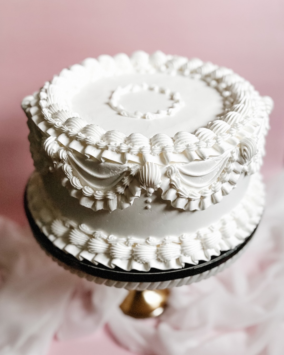 Flavour is where intention becomes tangible! It’s easy to admire a cake for how it looks, but the moment guests take their first bite, that’s when the experience becomes real! 🥰
Balance matters. Ingredient quality matters. The way flavours unfold together matters. None of that is accidental! Every pairing is tested. Every ingredient is chosen with purpose. Because taste is never secondary — it’s what lingers!
A cake should be beautiful, yes. But it should also feel considered in a way you can’t quite explain, only savour 💕