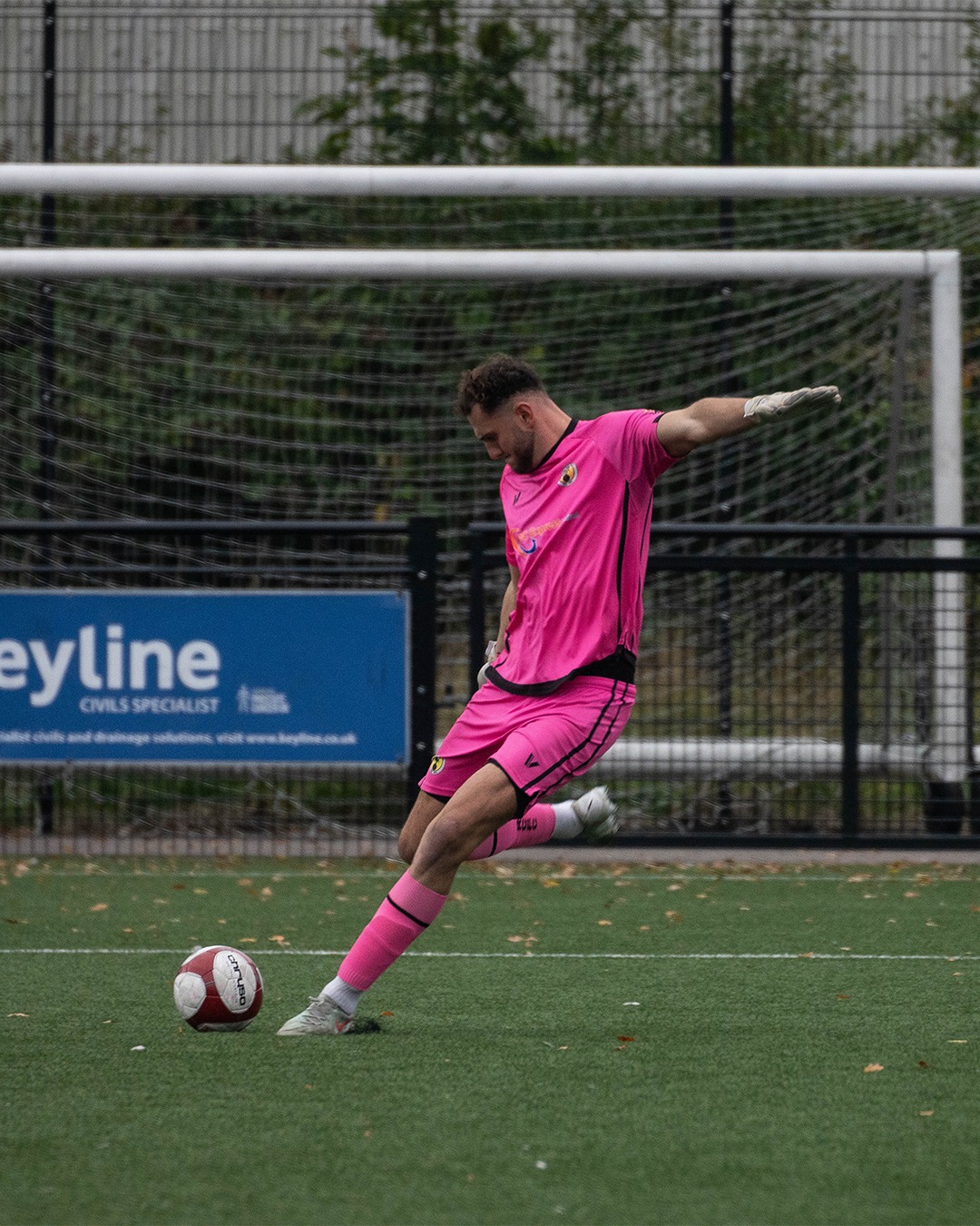 Built for protection. Designed for performance. 🧤
Versa Sportswear’s goalkeeper match kits give you the confidence to attack every save — with long and short sleeve options and optional arm & leg padding included at no extra cost. Because keepers deserve gear that works as hard as they do.
📸: @naveed_chowdry
#VersaSportswear #Goalkeeper #FootballGear