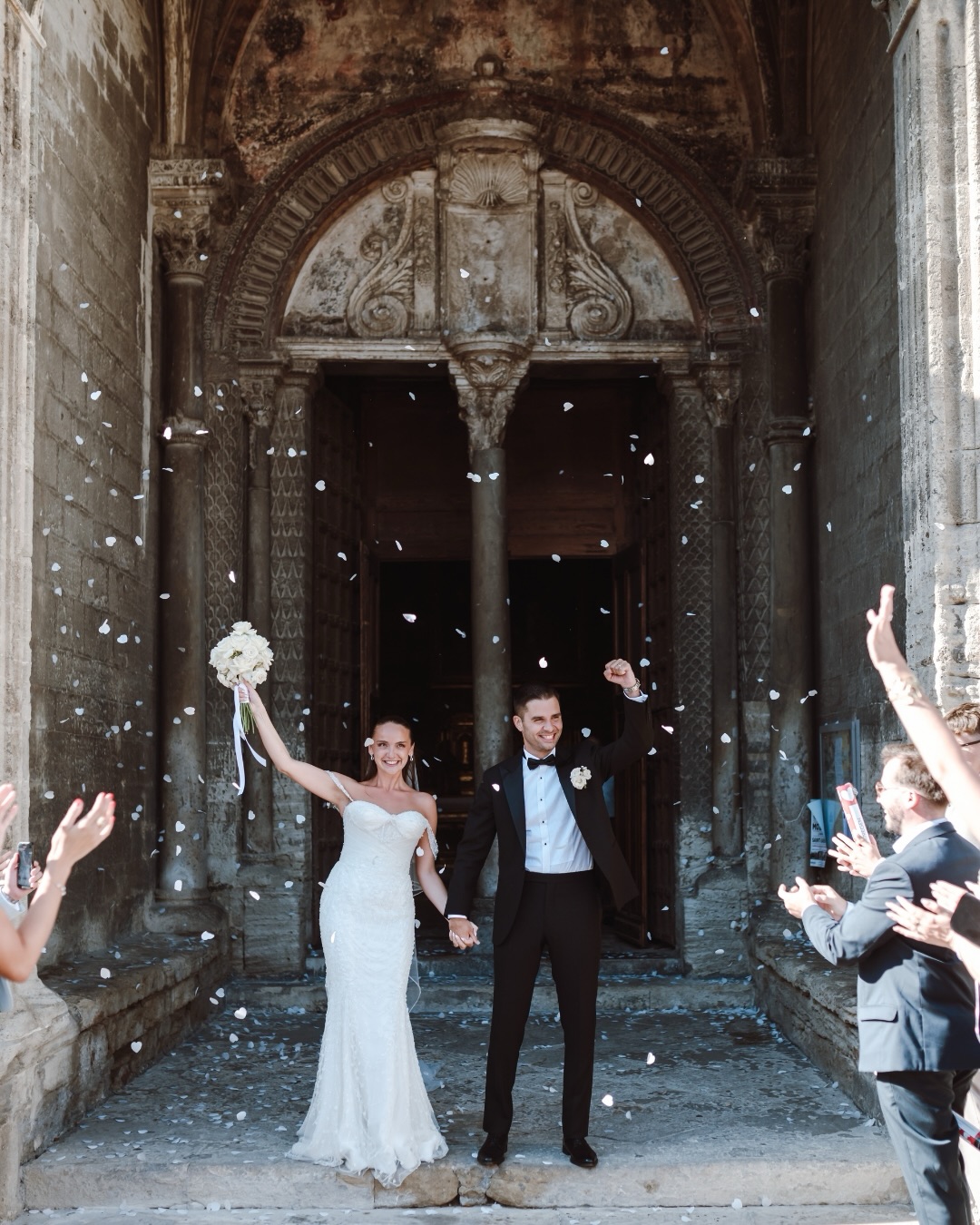 Chaque mariage raconte une histoire unique ❤️
J’ai eu le bonheur d’accompagner Patrycya & Romain à l’église, capturant les instants les plus vrais : les larmes de joie, les rires complices et ces petits détails qui font toute la magie du jour J ✨
Si vous rêvez de souvenirs authentiques et intemporels de votre mariage…
💌 Envoyez-moi un DM et parlons de votre projet !
📸 Camille Meffre photographe professionnelle
📍 Vaucluse, Provence & partout où vous m’emmènerez
🌸 Contact & infos en bio
👩🏼💻 @lepicurienneenprovence
#wedding #love #photography #photographer #provence