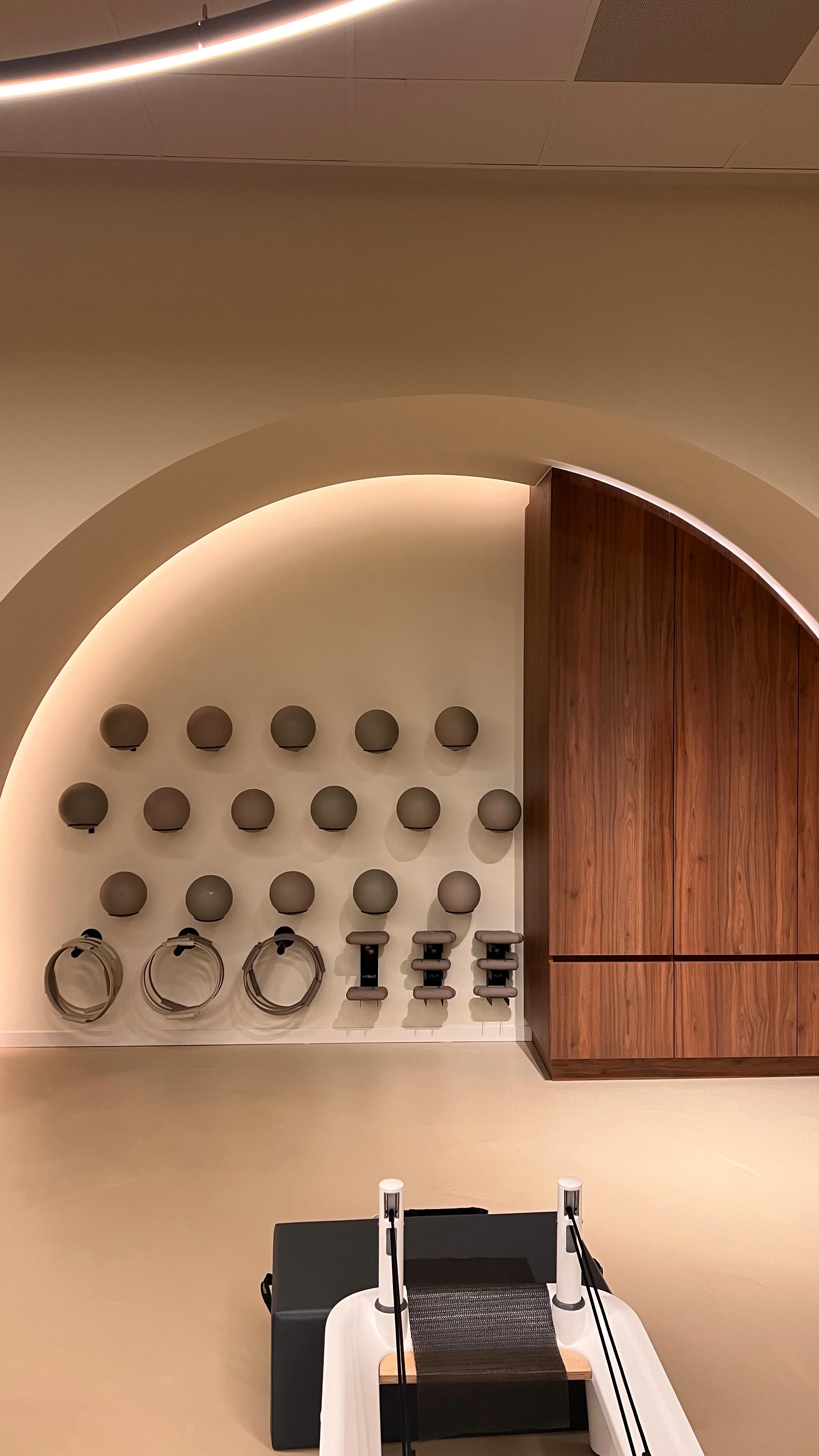 No gatekeeping here: I go to @caesar_denhaag 2–3 times a week for sauna sessions, strength training, reformer pilates (the studio is gorgeous omg), and it honestly does wonders for my mood, my body, and even my skin.
Invest in a place/routine/gym/spa that works for you and makes you feel good. Your health is your biggest wealth. 💛
#caesardenhaag #caesarthehague #workoutroutine #spaday #wellnessroutine