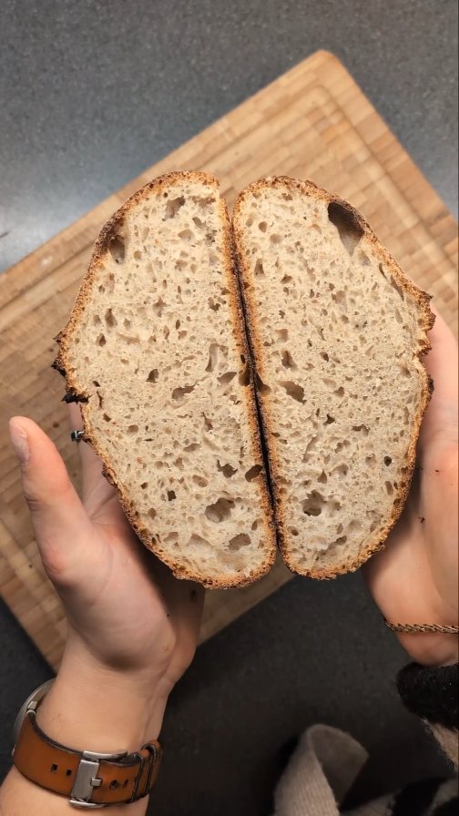 Mein erstes reines Dinkelbrot. Ich habe Weissmehl mit Vollkorn-Urdinkel kombiniert. Beim nächsten Mal würde ich die Hydration etwas höher ansetzen. Da ist noch sehr grosses Potenzial nach oben🫠
#spelt #sourdough #bread #love #breadbaker