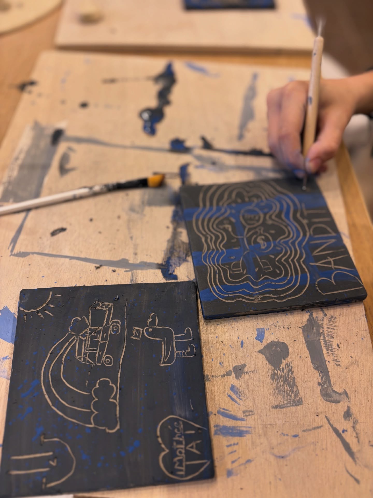 💙Ensuciarse las manos para limpiar la mente 💙
💙Taller organizado con @lesptitsexplorateursdart para niños de 4 a 12 años!
💙Lo hemos pasado muy bien: un momento de concentración y creatividad 👌🏻 Mucho éxito para este taller (completo con 15 participantes gracias a todos 💙
💙Técnica de esgrafiado inspirada del trabajo de @clara.holt.ceramics.
Algunas fotos by @cabousche Merci. ☺️