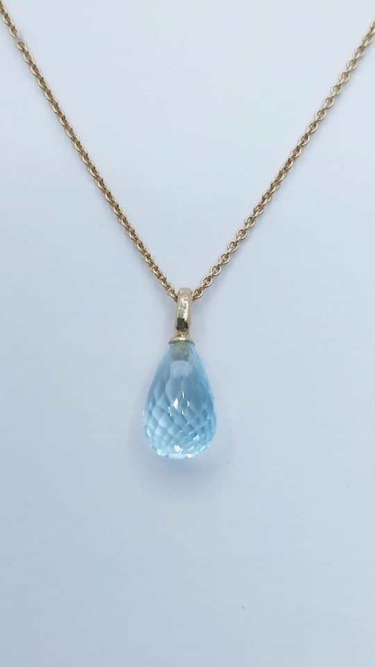 Je koopt geen juweel.
Je kiest een gevoel.
De eene vrouw straalt in eenvoud.
De andere in schittering.
De eene wil rust.
De andere wil gezien worden.
En geen van beide is “juist”.
Het is gewoon wie jij bent.
Wat draag jij omdat het écht bij je past?
#goudsmidatelier
#goudsmid
#maatwerk
#uniekjuweel
#juweelontwerp