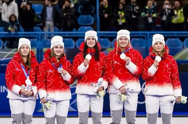 Was für eine fantastische Leistung, wir sind unglaublich stolz auf euch!
Der Donnerstag Club Oberaargau gratuliert Carole Howald ganz herzlich zur grossartigen Silbermedaille im Curling an den Olympischen Spielen. Ebenso gratulieren wir Lara Christen, Alina Marti und dem gesamten Damen-Hockeyteam herzlich zum Gewinn der Bronzemedaille.
Mit eurem Einsatz, eurer Leidenschaft, eurer Disziplin und eurem starken Teamgeist habt ihr Sportgeschichte geschrieben und unsere Region einmal mehr hervorragend vertreten. Solche Erfolge entstehen nicht über Nacht, sie sind das Resultat von harter Arbeit, Durchhaltewillen und grosser Begeisterung für den Sport.
Wir wünschen euch weiterhin viel Erfolg, Freude und unvergessliche Momente auf eurem sportlichen Weg!
Vorstand Donnerstag Club Oberaa